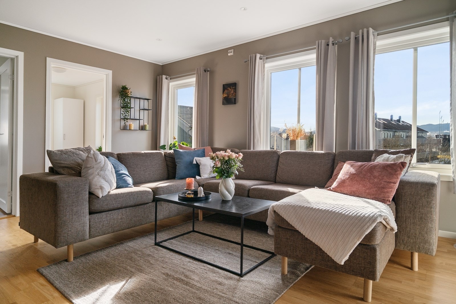 Emera Eiendomsmegling ved Thomas Myhre ønsker velkommen til Frishåggån 11! Fotograf: Kristian Ulén Thorsen / Husfoto Galleribilde