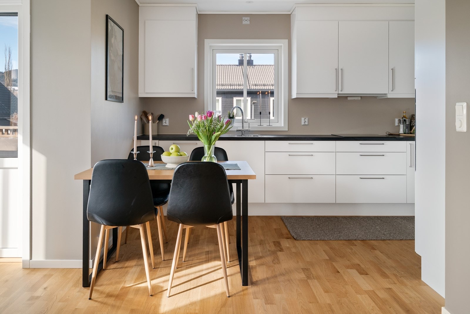 Den åpne løsningen mellom kjøkken og oppholdsrom gir en sosial og luftig romfølelse. Galleribilde