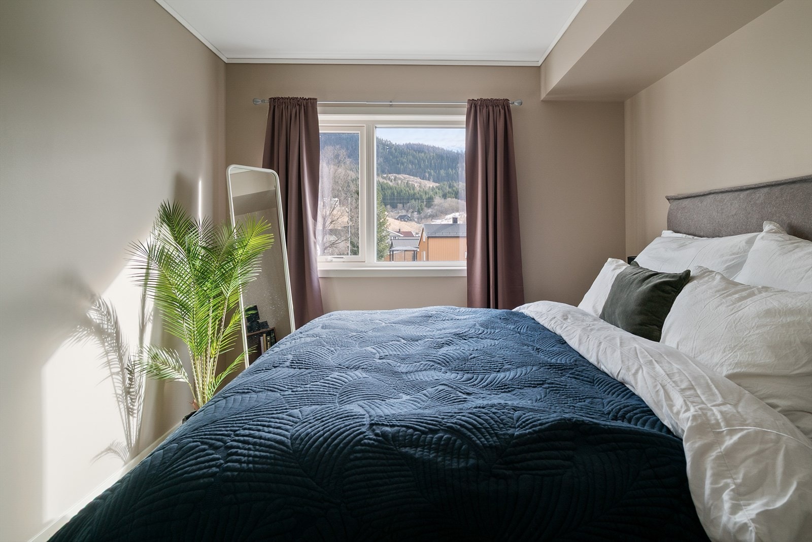 Rommet har gode lysforhold fra vindu med utsikt mot nærområdet. Galleribilde