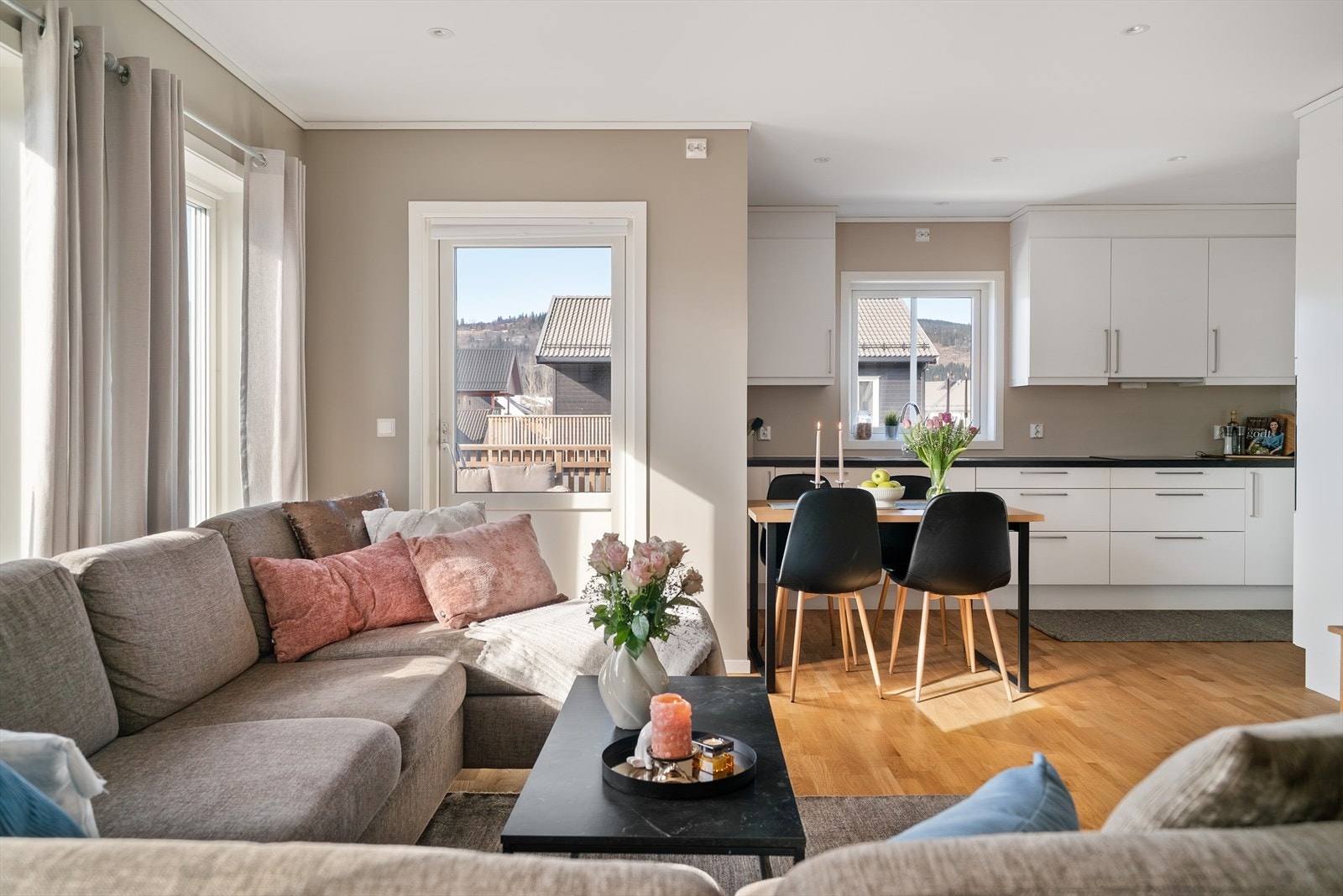 Fra stuen har man utgang til en flott balkong på 11 kvm. Galleribilde