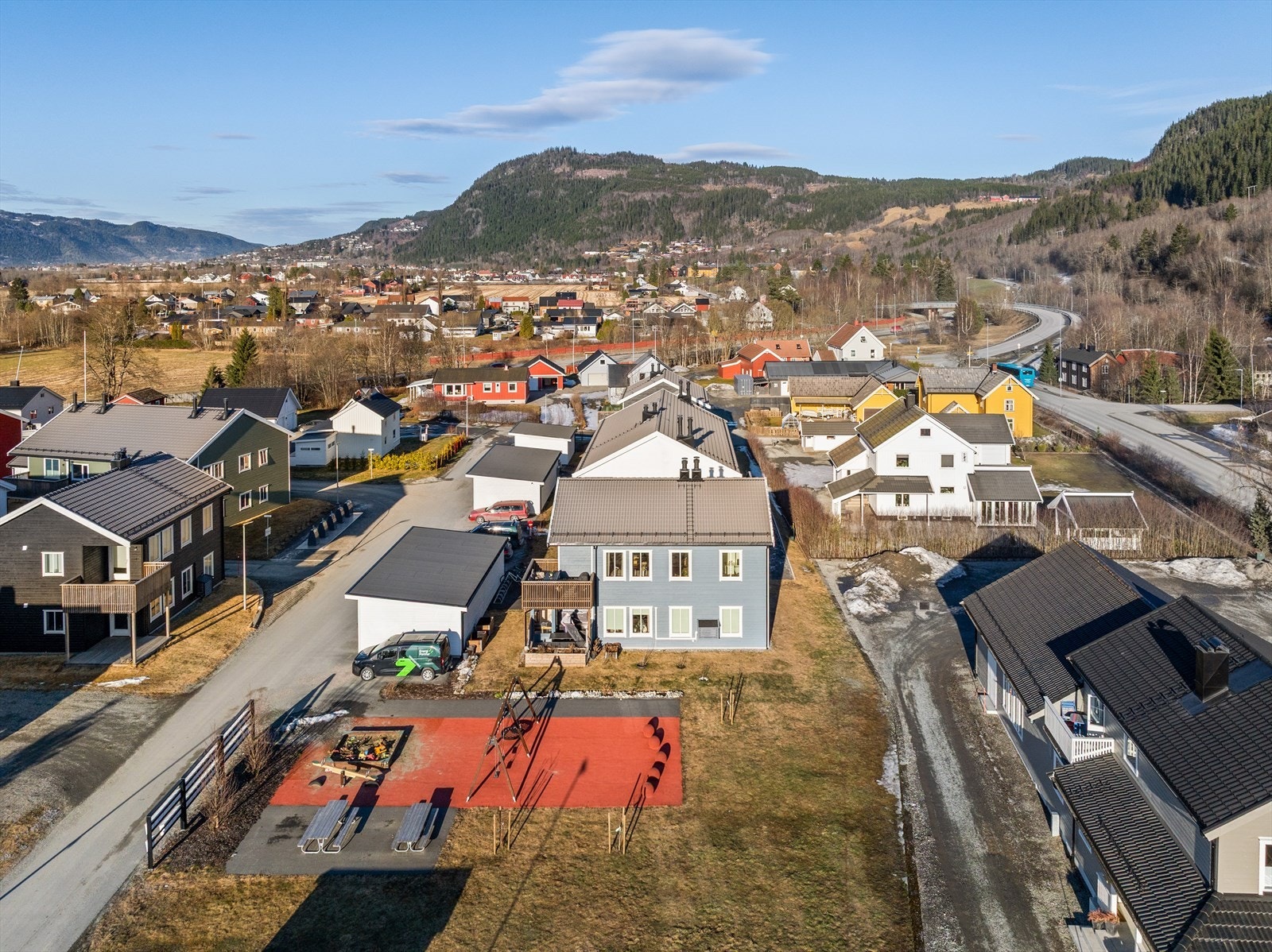 Fra boligen er det kun et par minutters gange til busstoppet Syindustrien, med gode kollektivforbindelser til øvrige deler av kommunen og mot Trondheim. Galleribilde