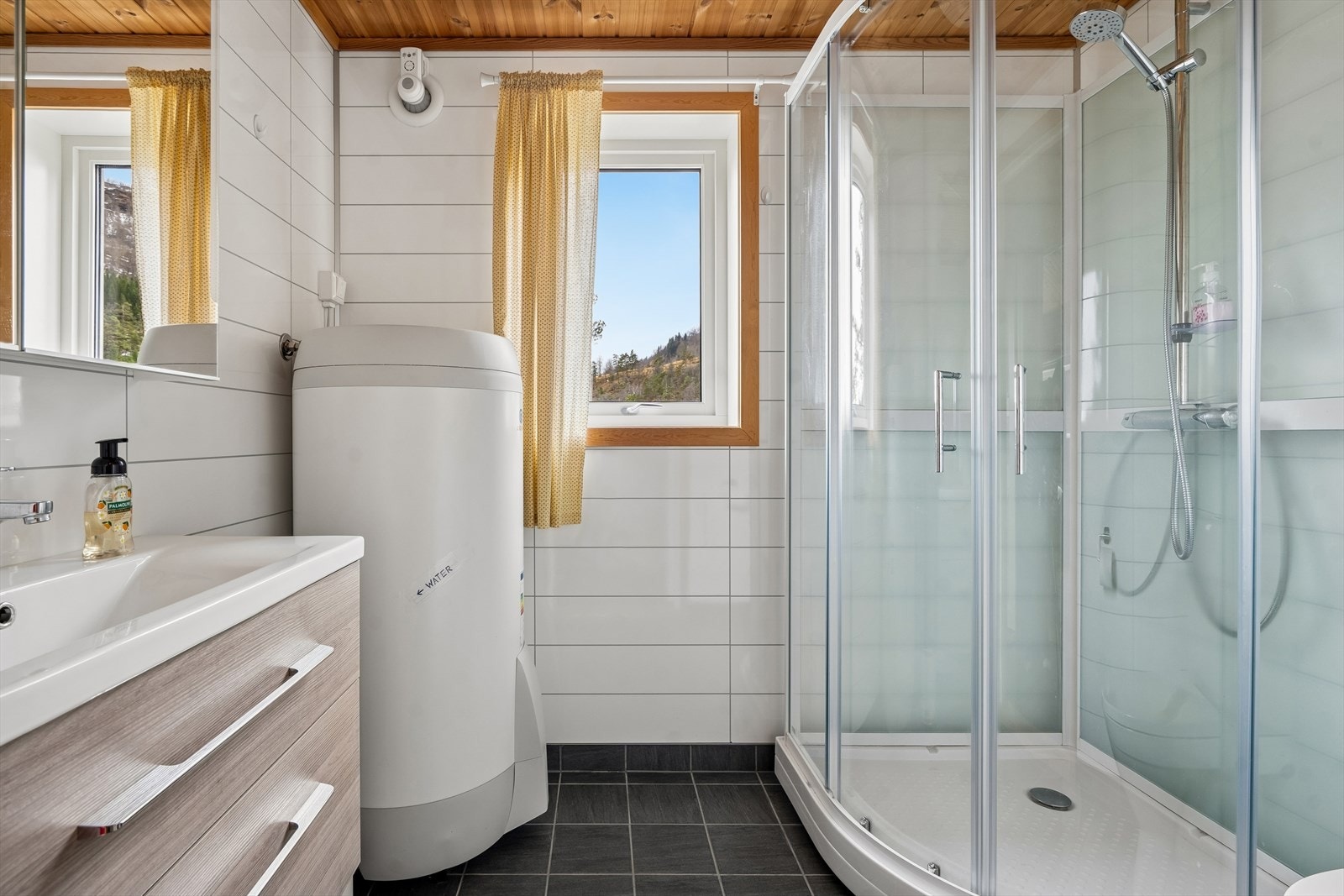 Det er 2 bad i hytten Galleribilde