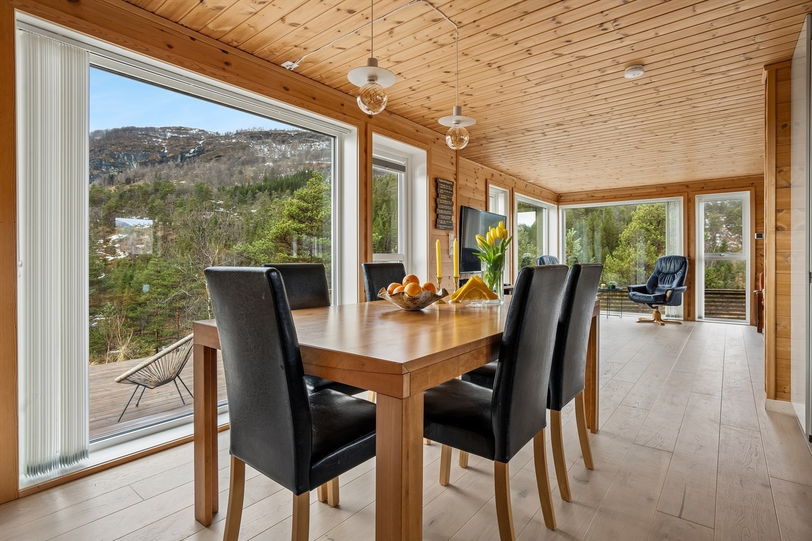 Spiseplass ved stort vindu Galleribilde