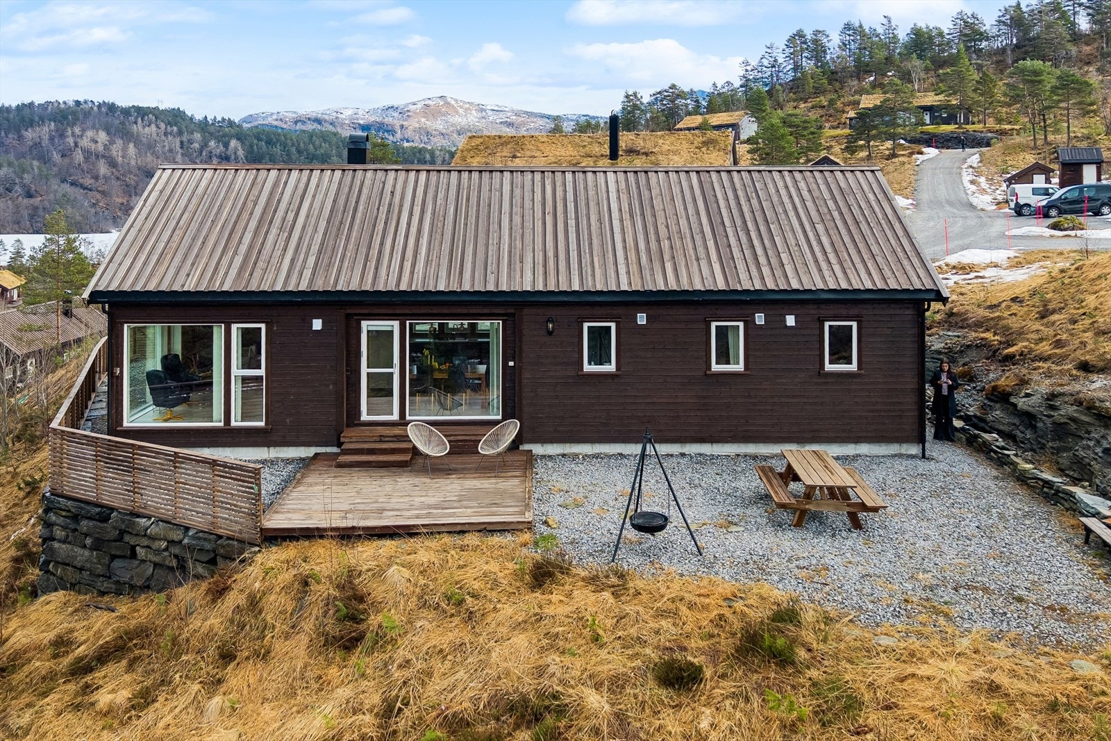 Usjenert uteplass på baksiden av hytten. Ligger på en høyde med fin utsikt. Galleribilde