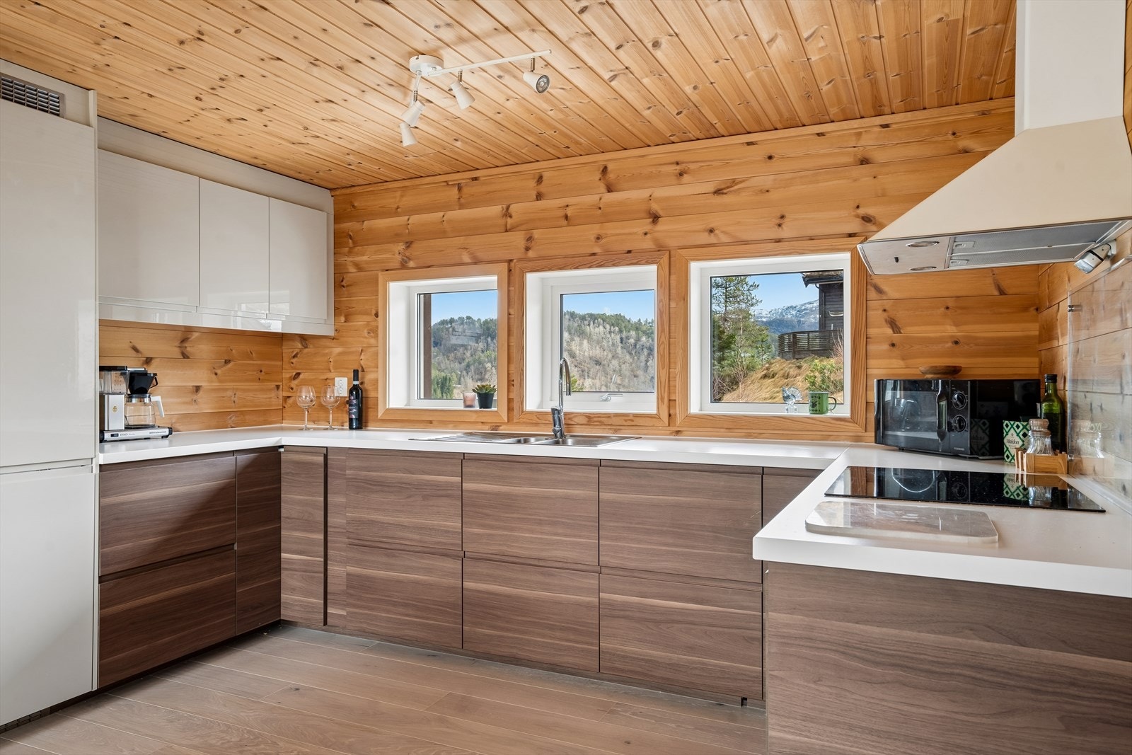 Vindu ved kjøkkendisk Galleribilde