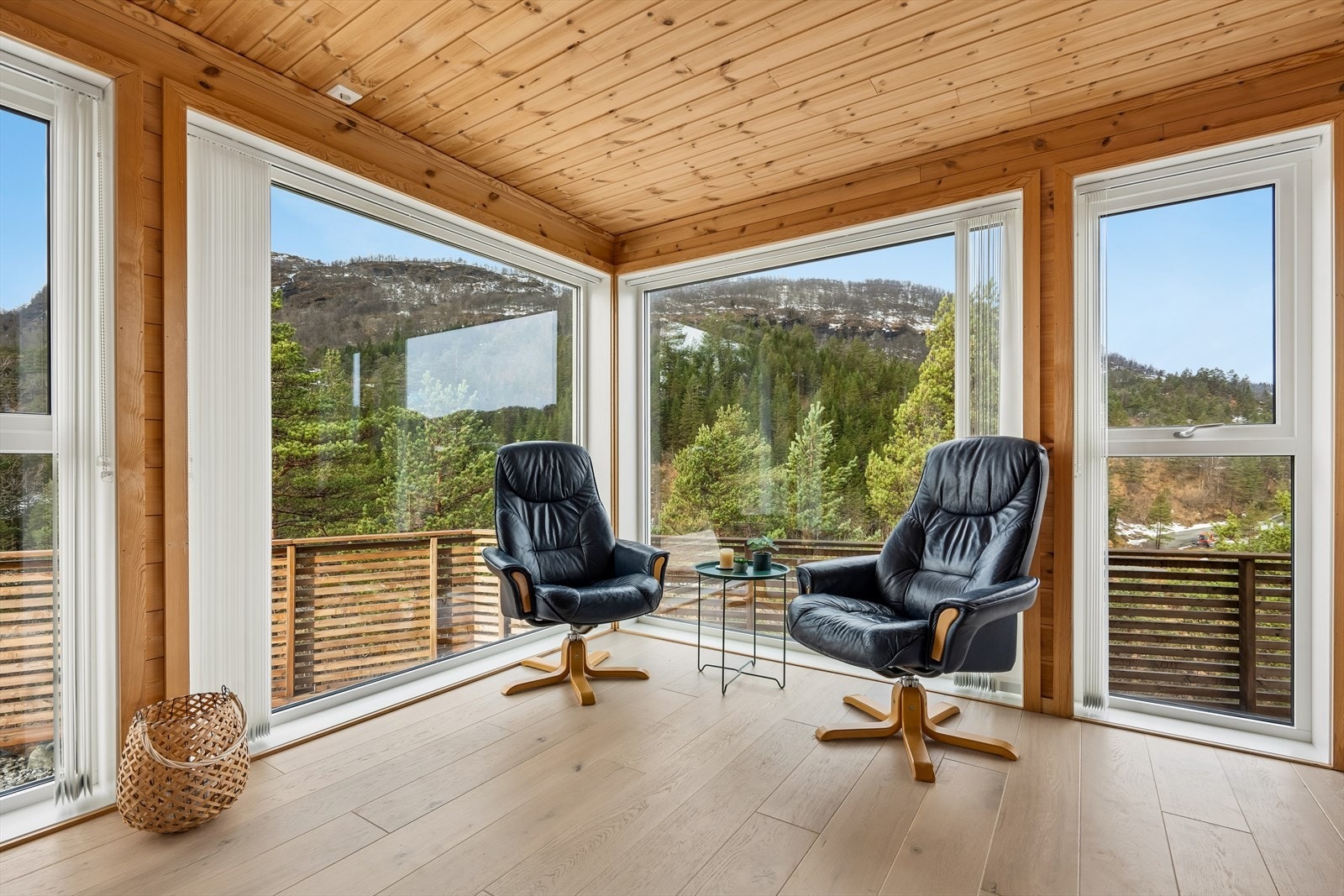 Romslig stue med store vindu Galleribilde