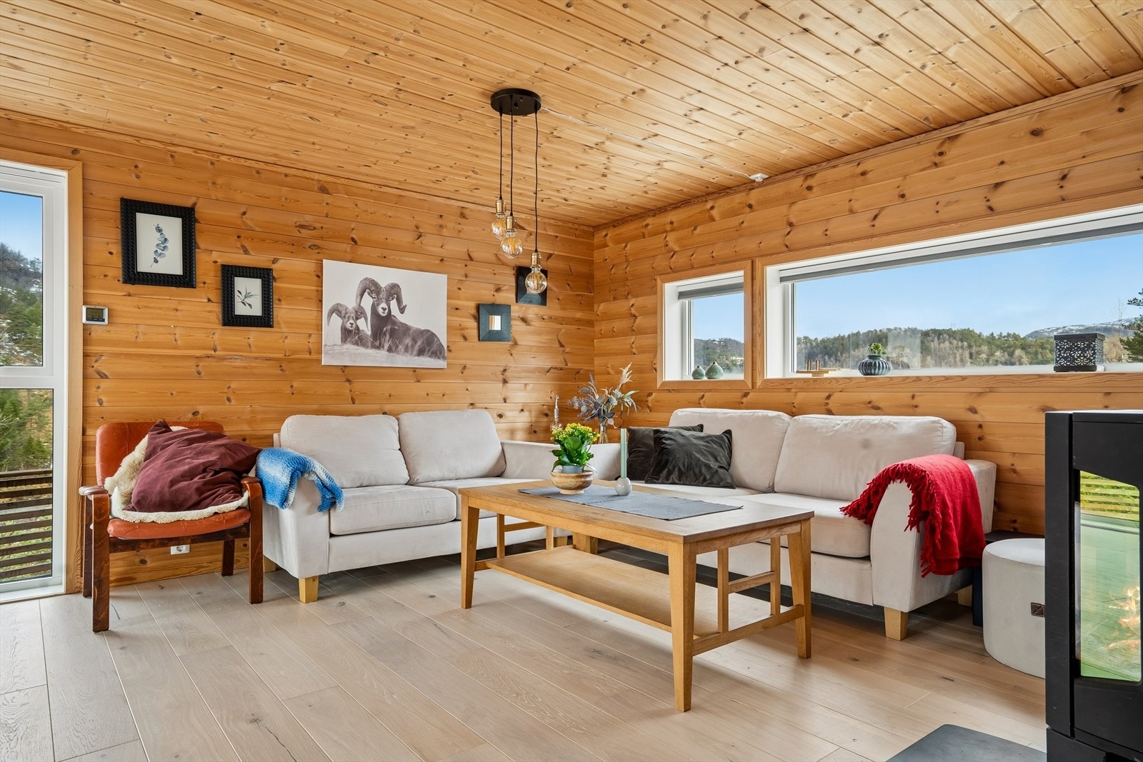 Koselig hytte med vedfyring Galleribilde