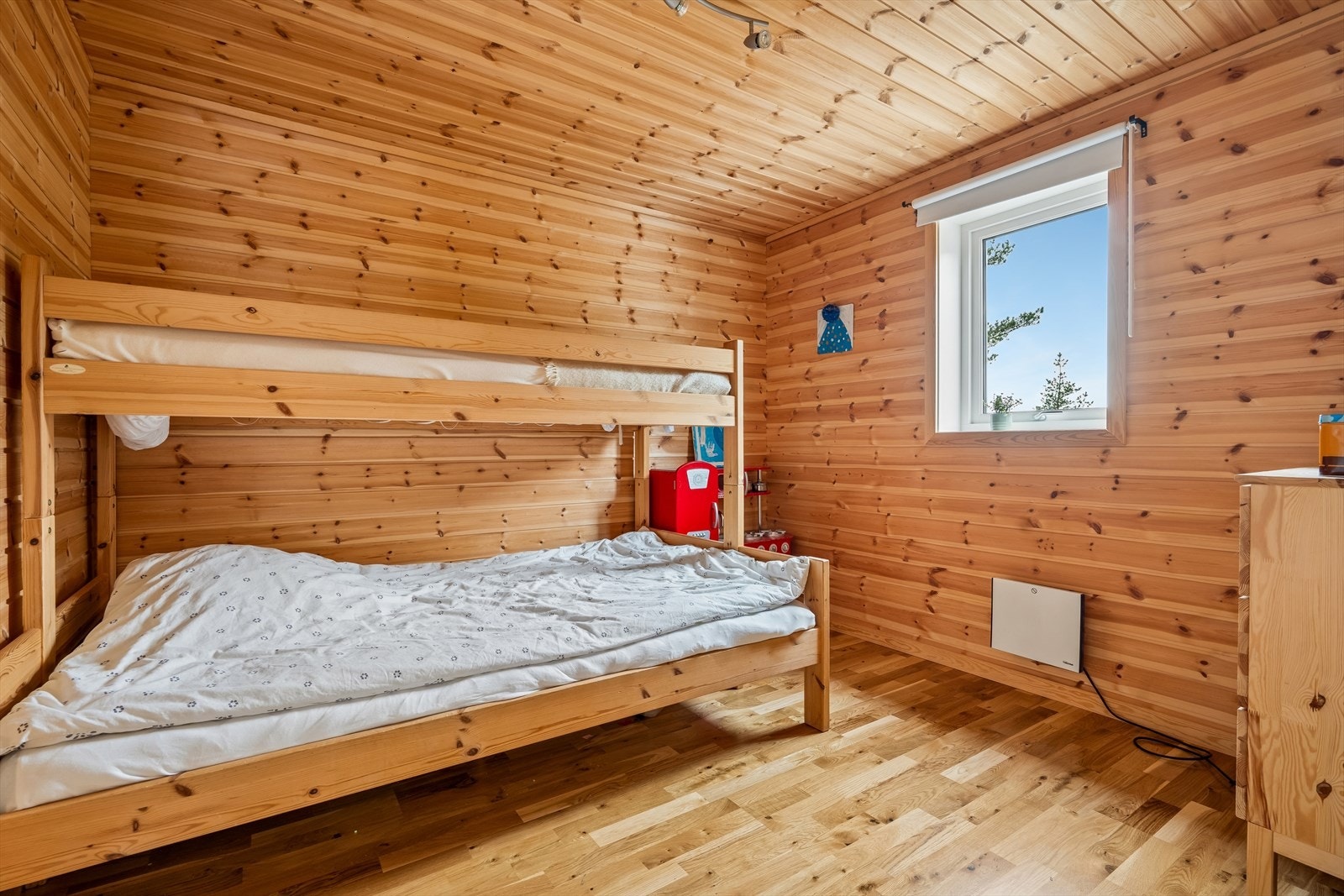 Det er to soverom i hytten, og hems benyttes som soveplass Galleribilde