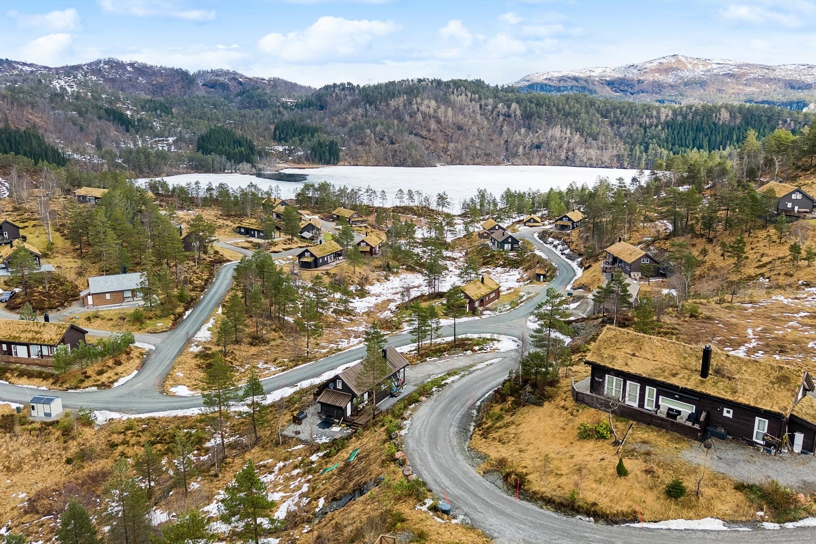 Flott natur og vann like ved. Galleribilde