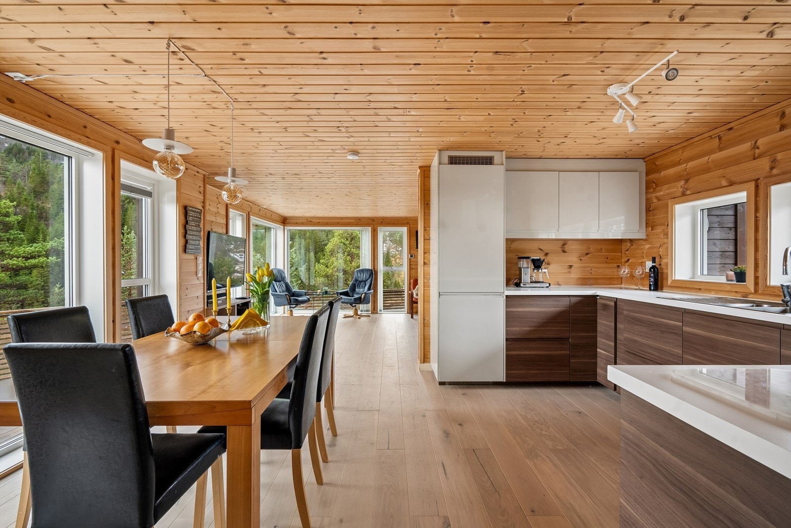 Spiseplass og kjøkken. Galleribilde