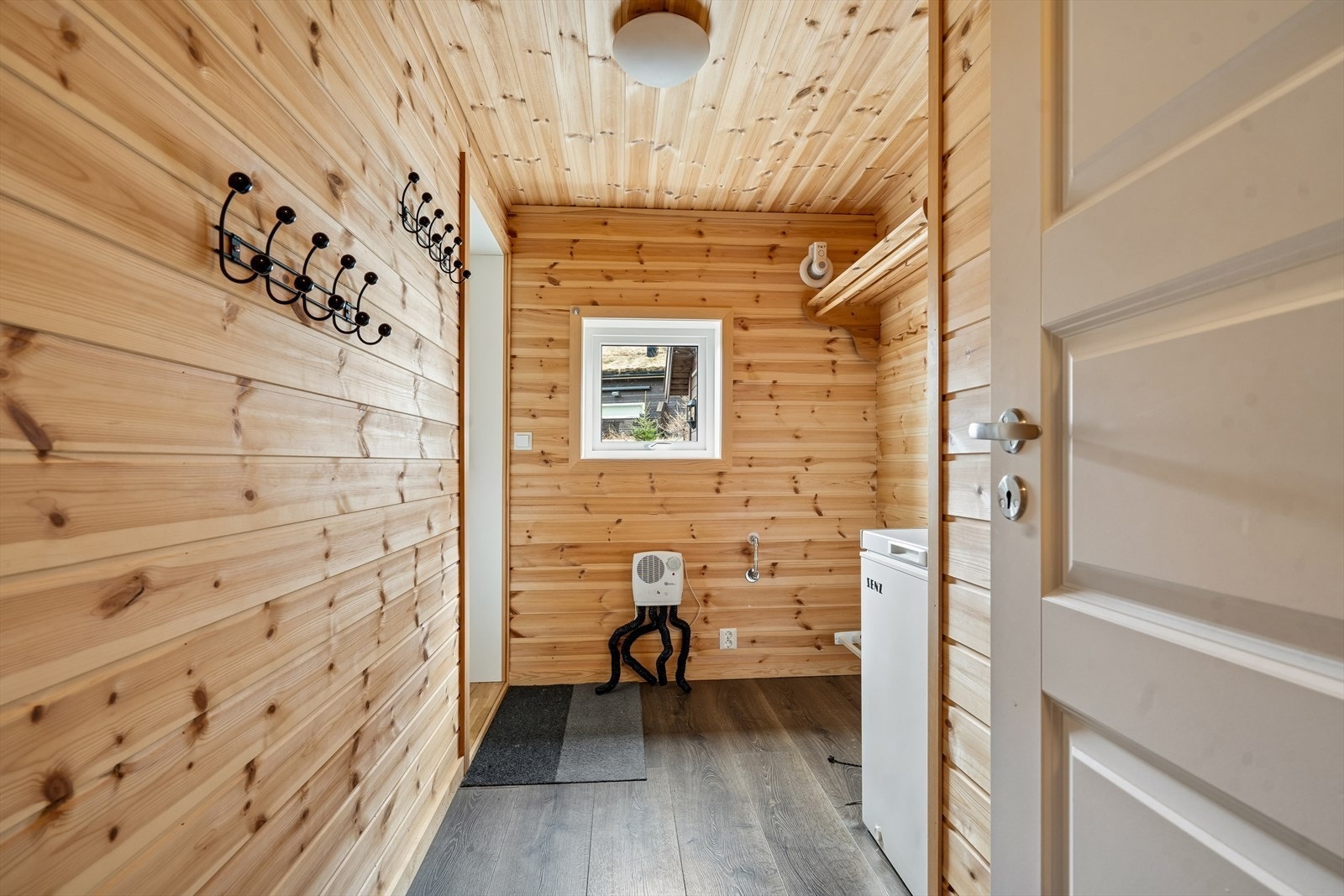 Bod ved inngangsparti. Man har også utebod. Galleribilde