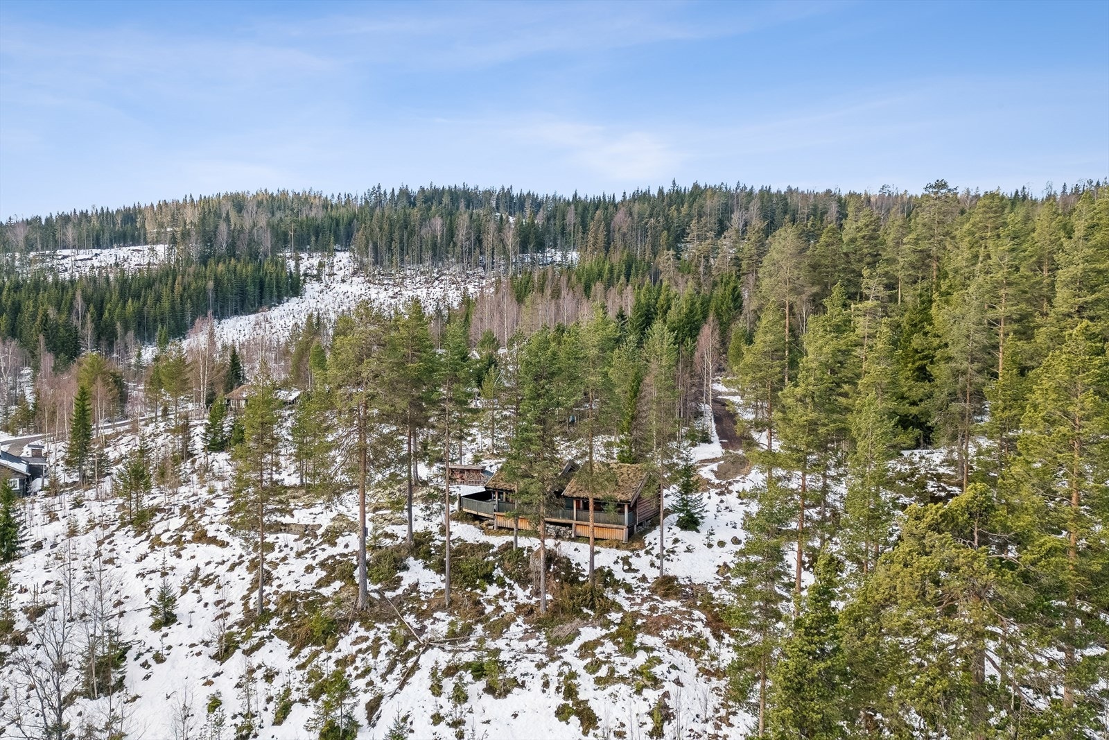 Hytta glir naturlig inn i elementene. Galleribilde