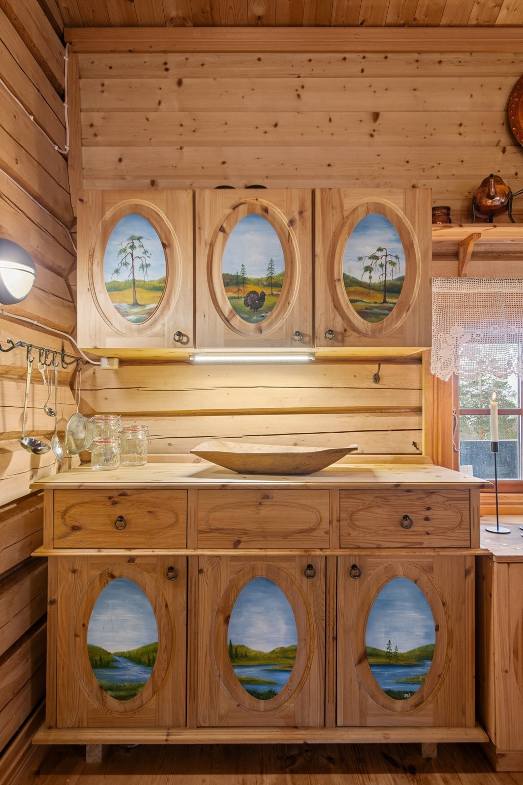 Legg merke til de håndmalte motivene, signert "Mettemors drøm" v/ Rødnes gård i Fluberg. Galleribilde