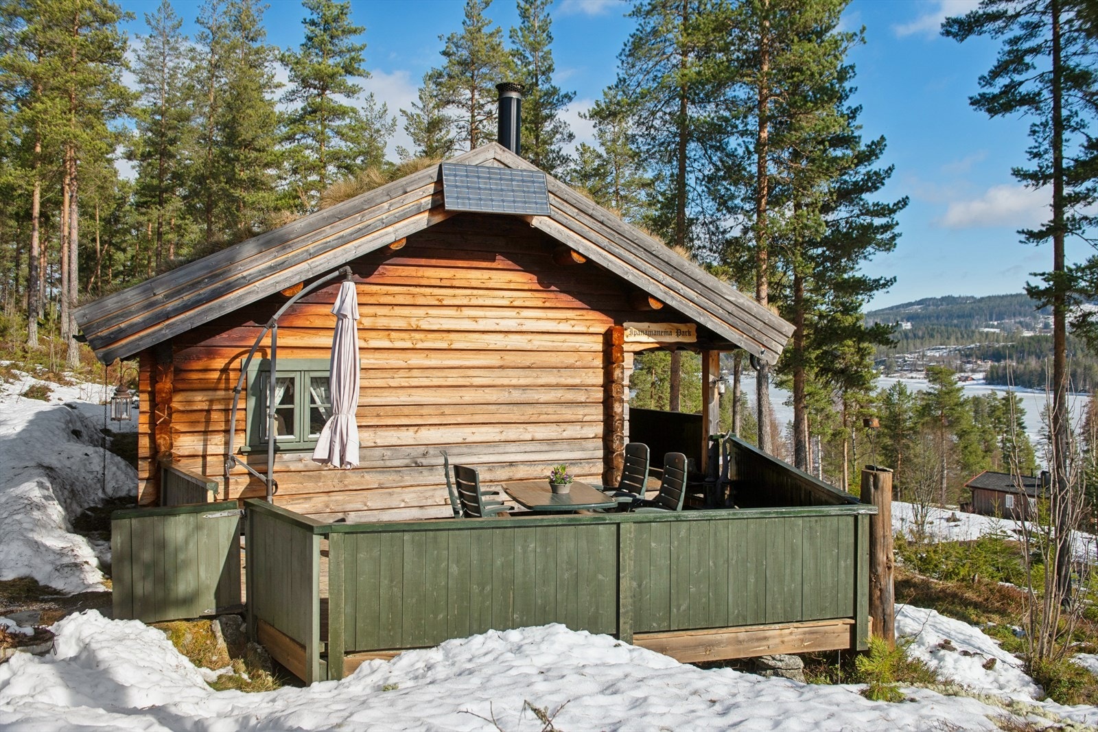 Naturlig solsvidd og patinert yttervegg. Galleribilde