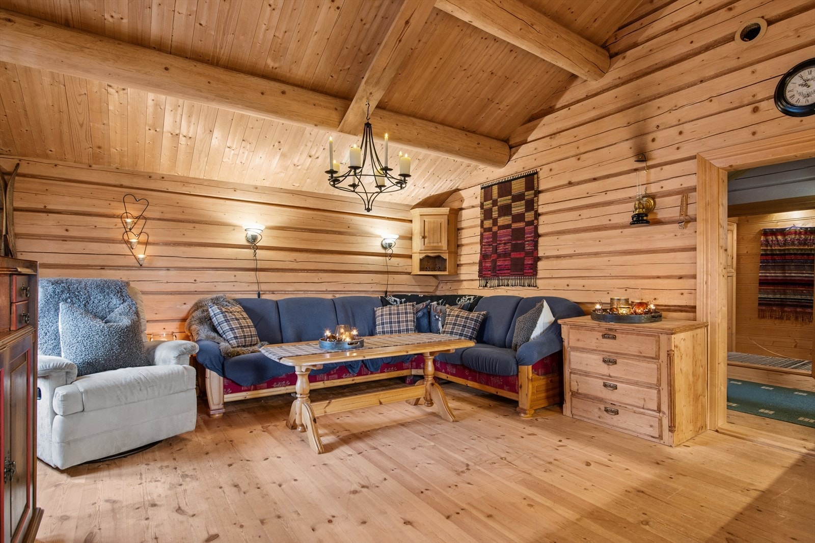 God plass til spillkveld med familien. Galleribilde