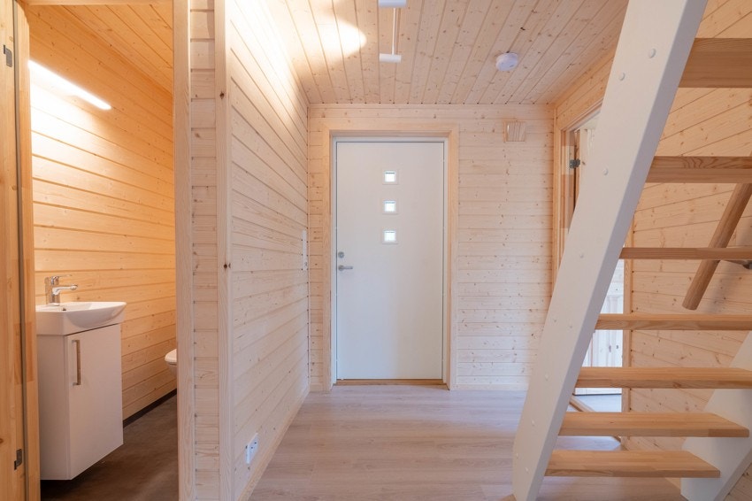 Fra stuen mot eget toalett rom og trapp opp til hems Galleribilde