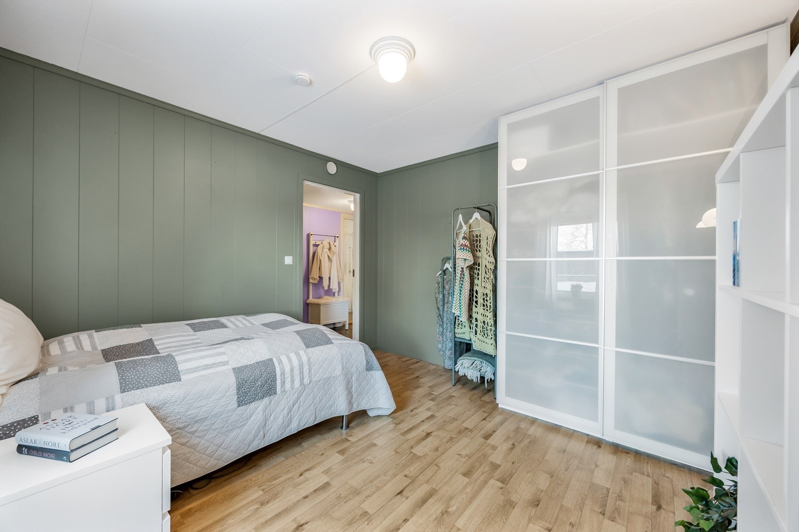 Skyvedørsgarderoben gir rom for mye oppbevaring. Galleribilde