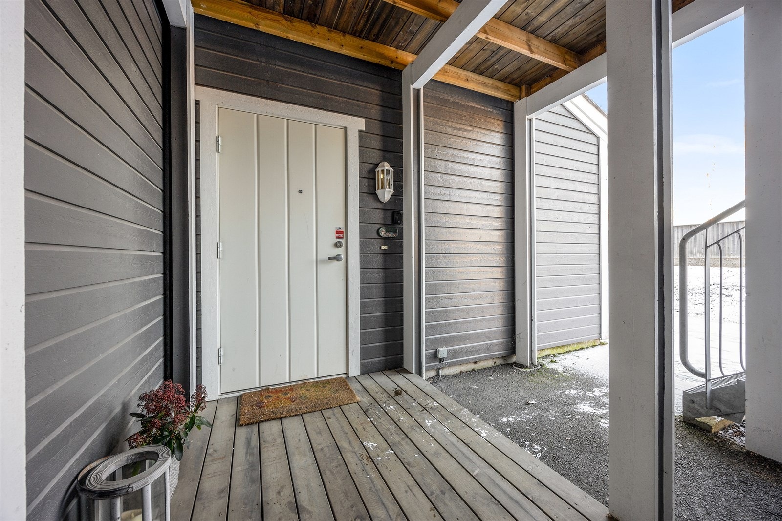 Et hyggelig overbygd inngangsparti ønsker deg velkommen til boligen. Uteboden er praktisk plassert like ved. Galleribilde