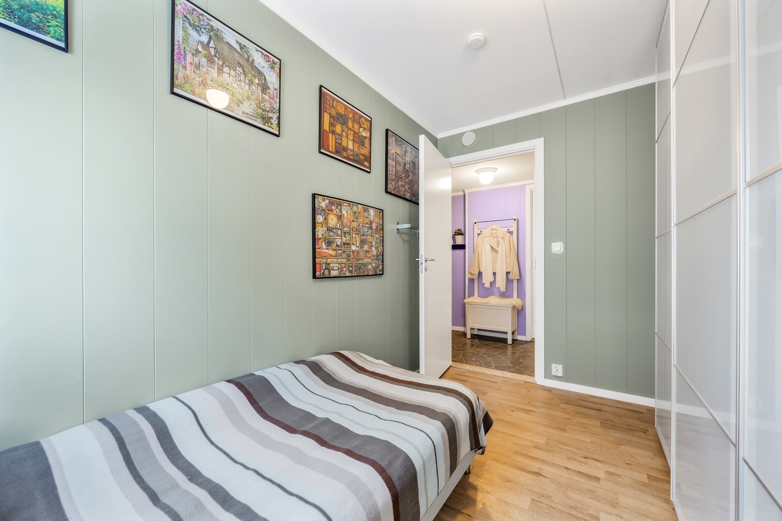 Her er det også garderobeskap med god plass for effektiv oppbevaring. Galleribilde