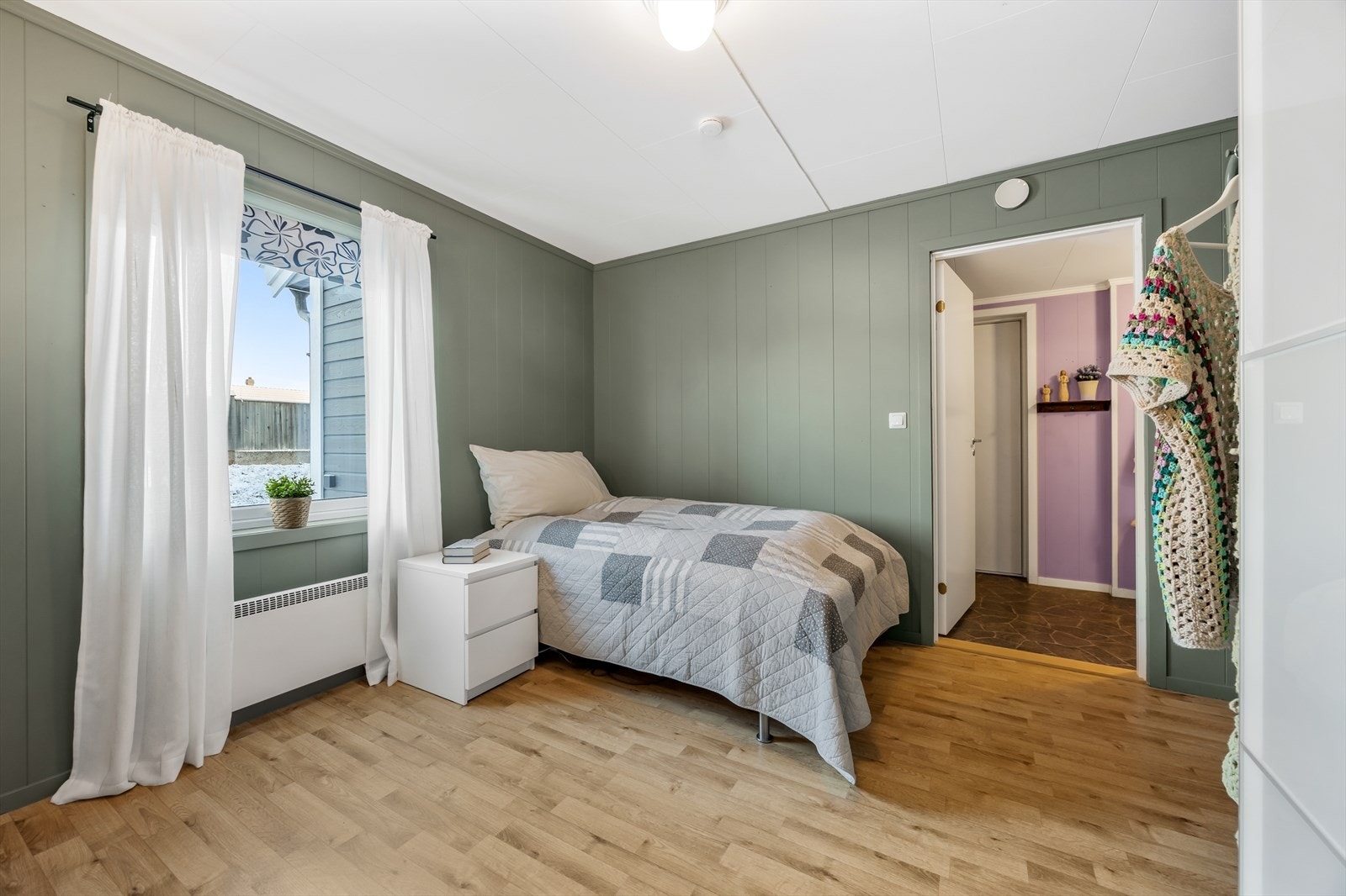 Hovedsoverommet har stort garderobeskap og god plass til dobbeltseng og nattbord. Galleribilde