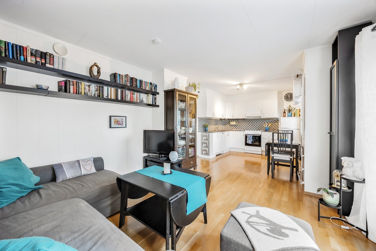 Det er også gulvvarme i stue og kjøkken delen som gir god og lun atmosfære. Galleribilde