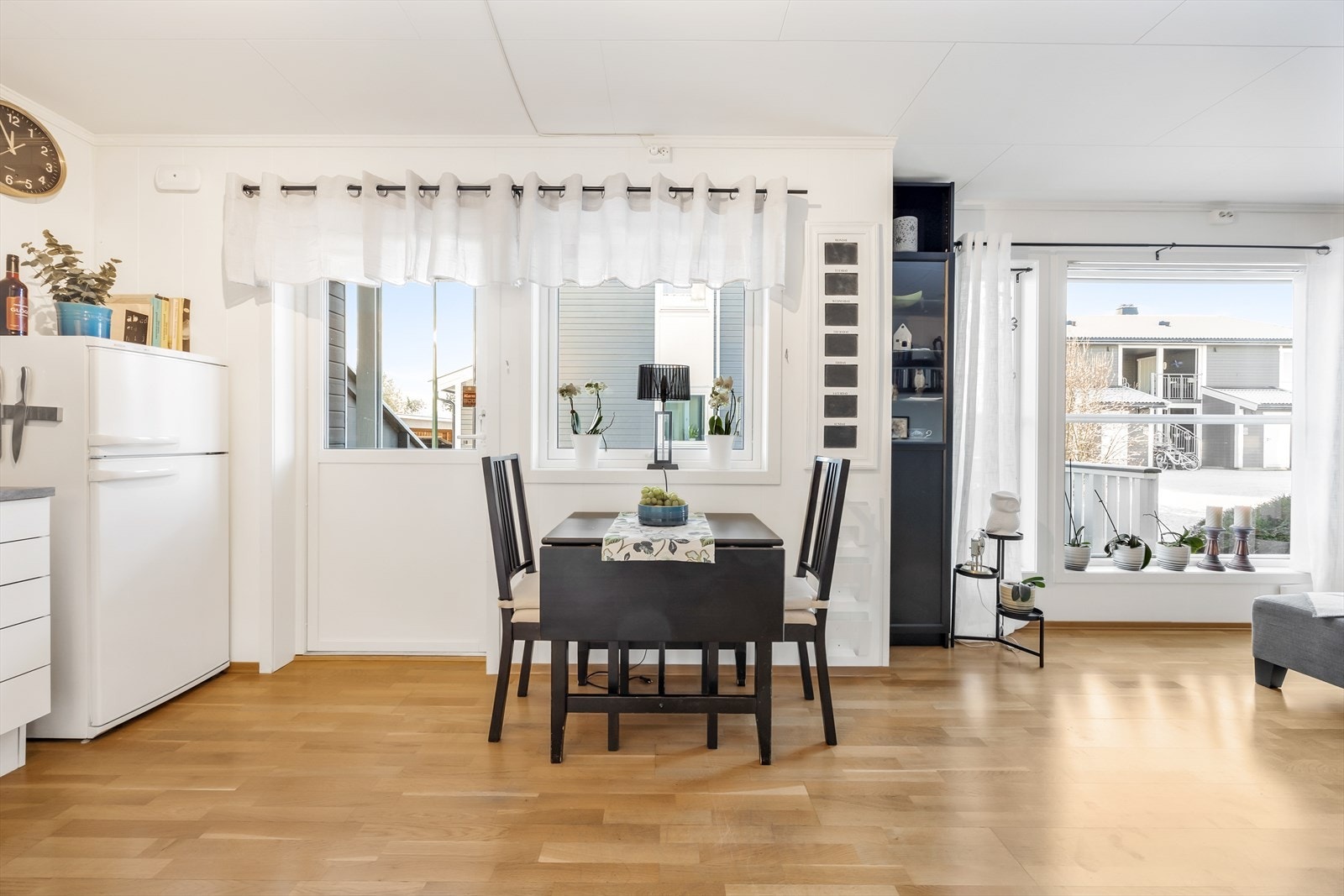 Stuen har store vindusflater som gir rikelig med naturlig lys Galleribilde