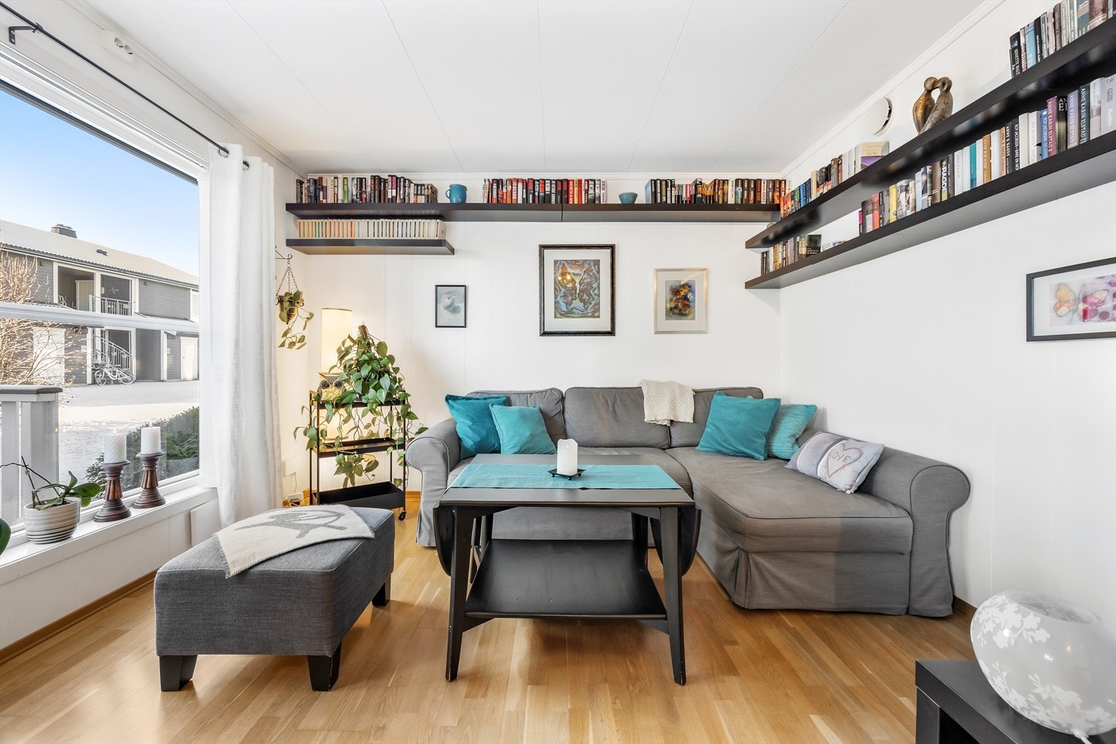 Stuen er lys og romslig, med god plass til sofa og TV-møblement. Galleribilde