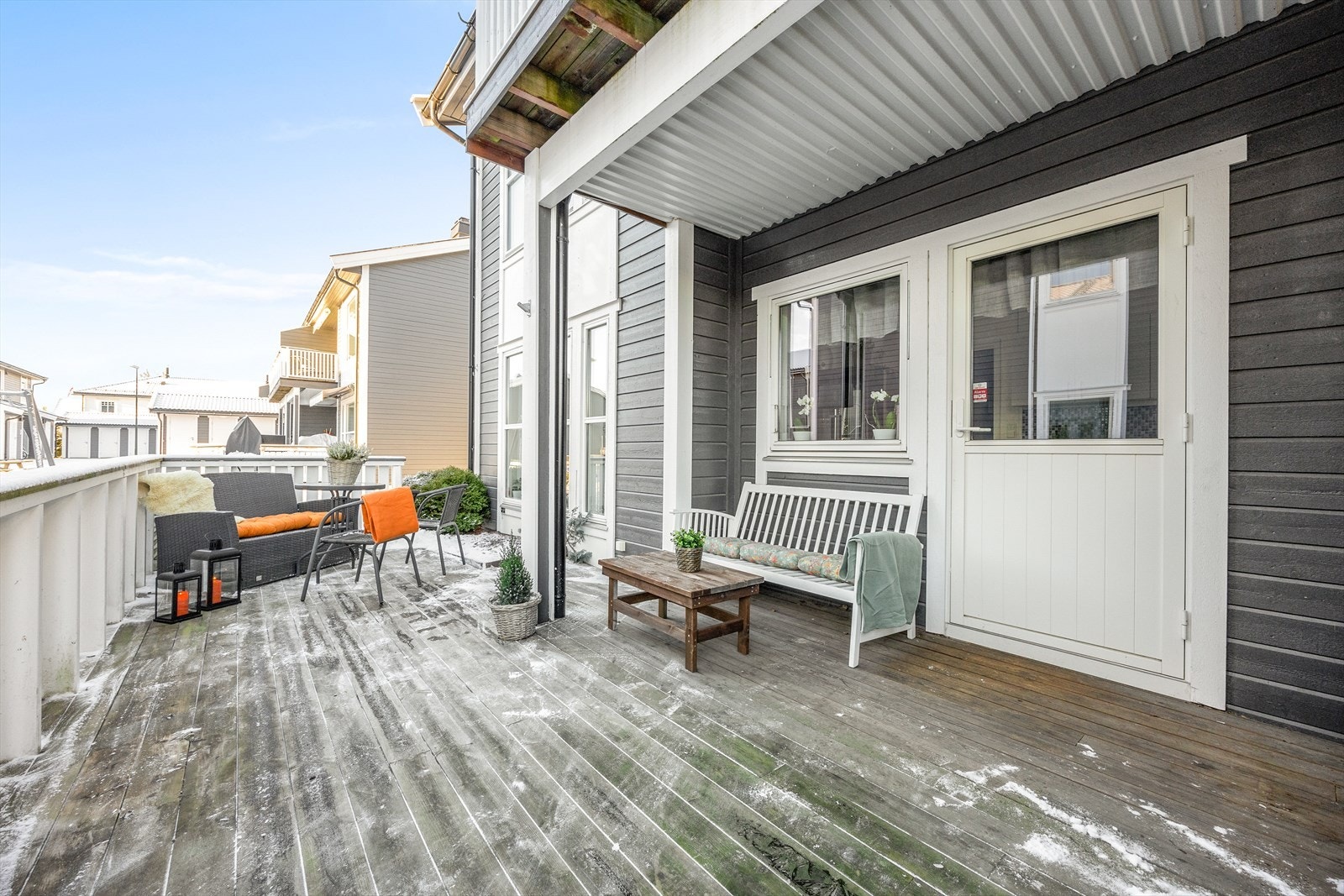 Med utgang fra kjøkkenet har du tilgang til en flott markterrasse. Galleribilde