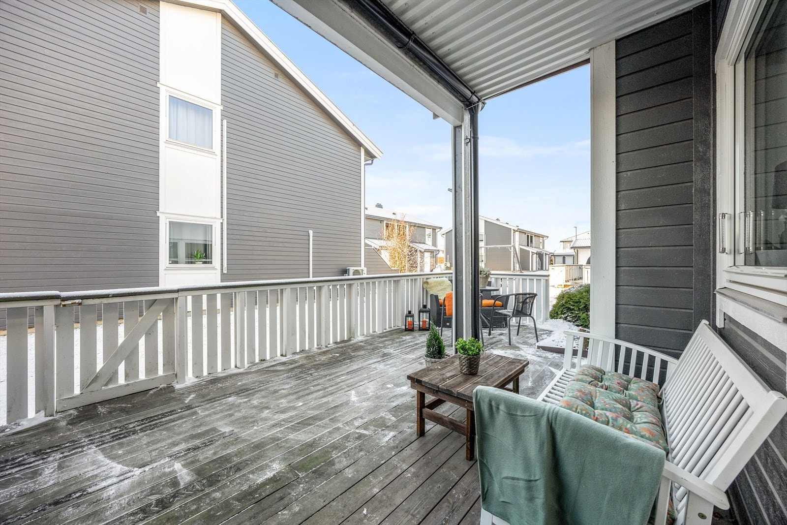 Terrassen er delvis overbygget, noe som gir ly for vær og vind. Galleribilde