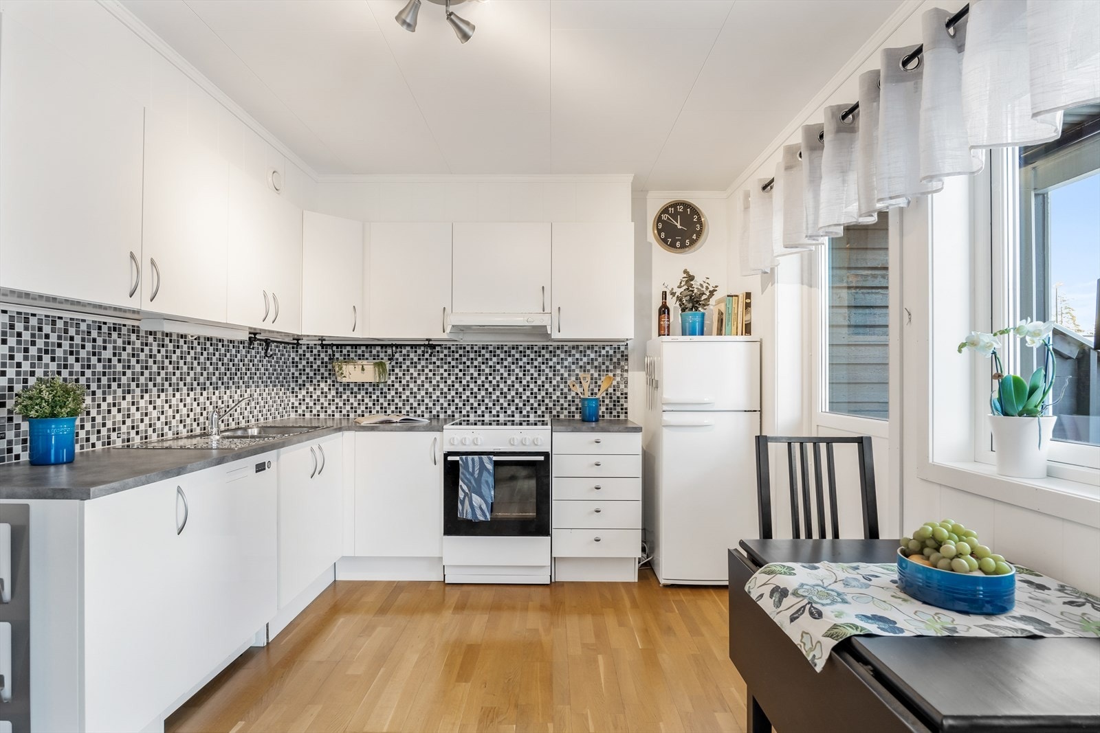 Kjøkkenet har godt med skap- og benkeplass. Galleribilde