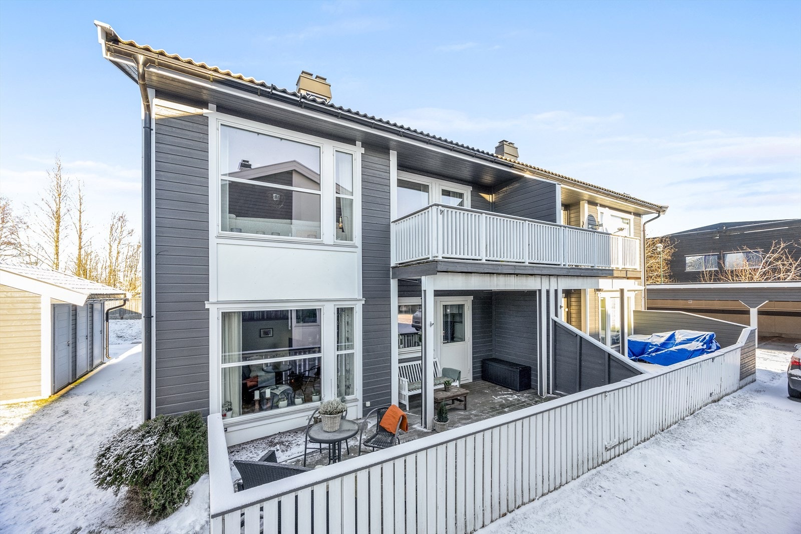 Terrassen har en praktisk port som tar deg enkelt med til lekeplassen på fellesområdet. Galleribilde