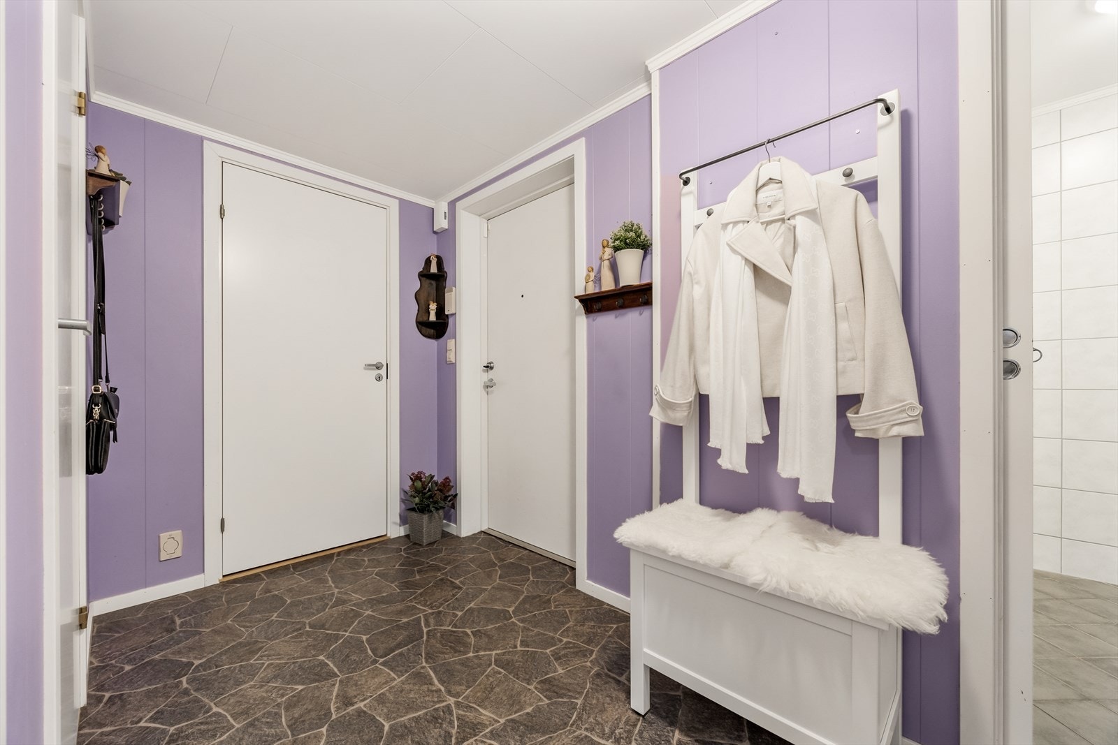 Entréen er romslig med gulvvarme og god plass til å henge fra seg ytterklær og sko. Galleribilde