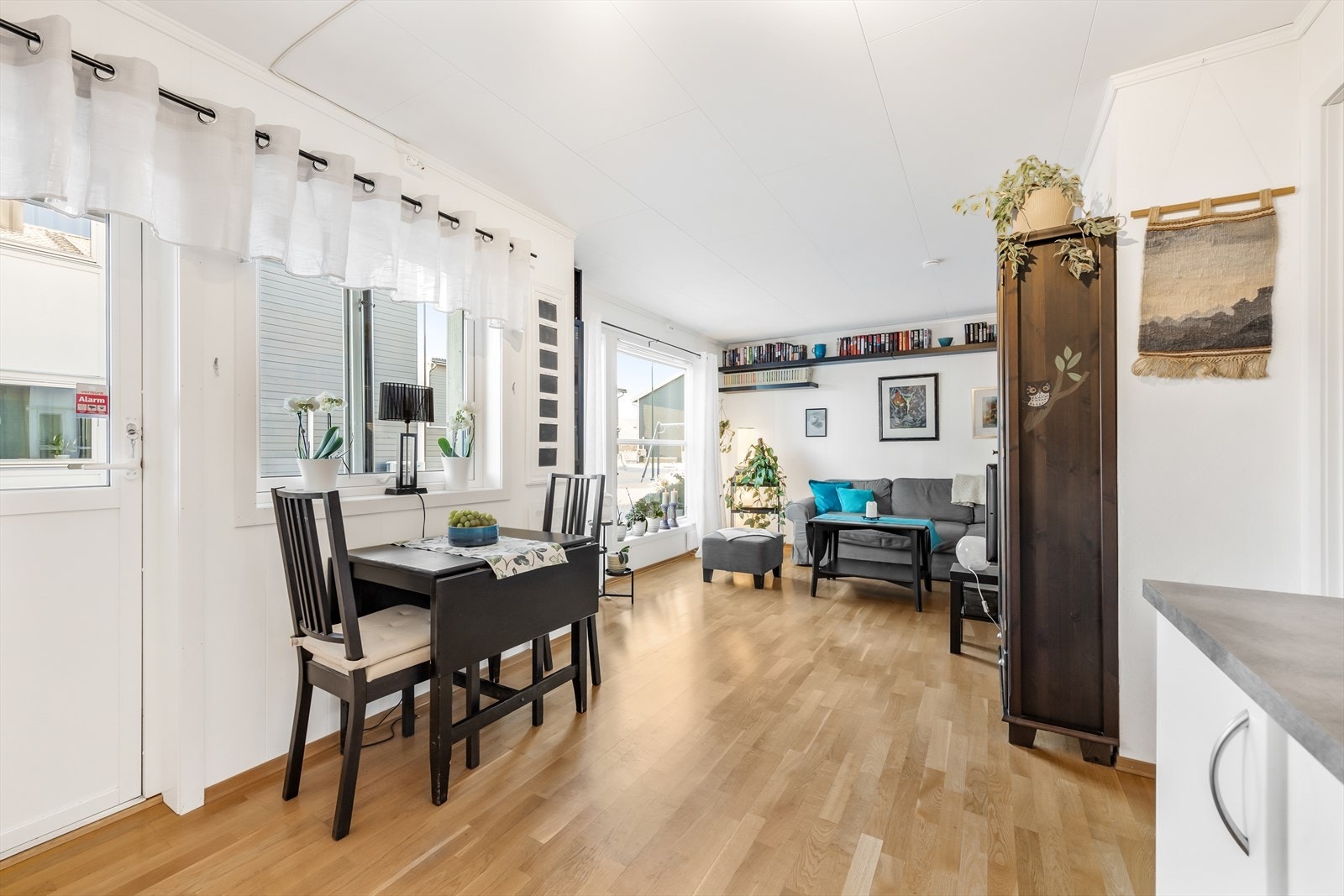 Her er det god plass til en spisegruppe og du har også direkte utgang til en herlig terrasse. Galleribilde