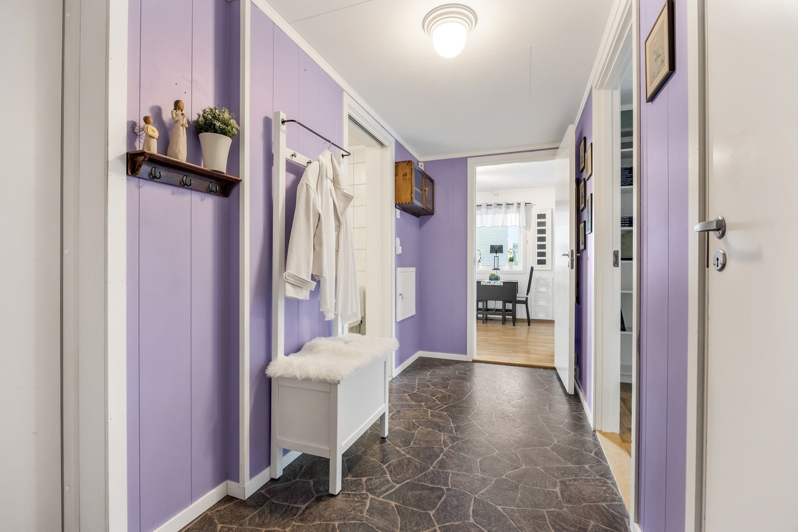 En innvendig bod er plasser like ved inngangsdør, videre har leiligheten to soverom, bad og åpen stue/kjøkken løsning. Galleribilde