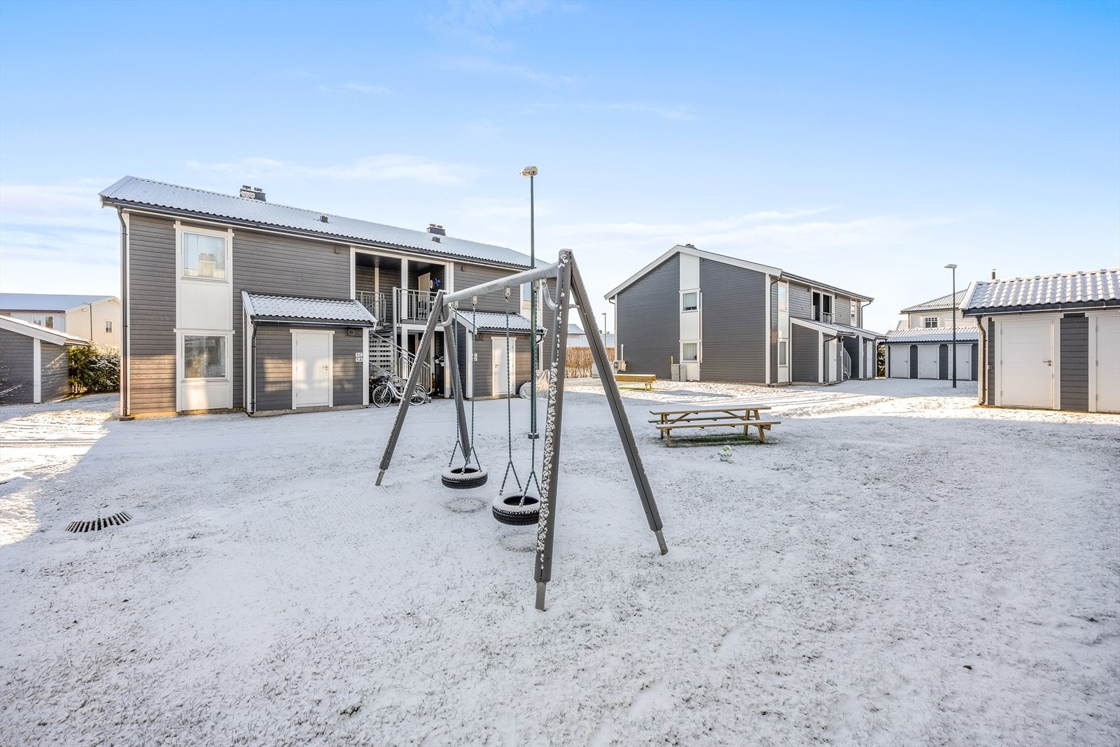 Fellesområdene er pent opparbeidet med blant annet lekeplass og sittegrupper. Galleribilde