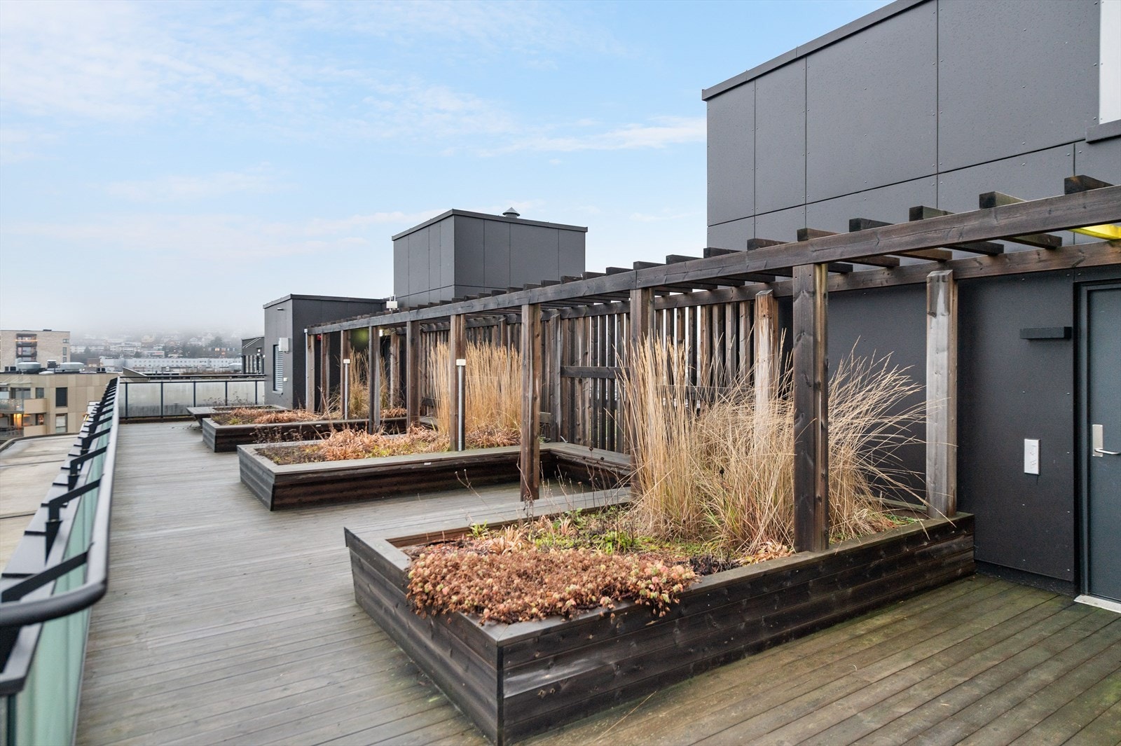Takterrasse der solen varmer, samtalene flyter, og utsikten setter stemningen. Galleribilde