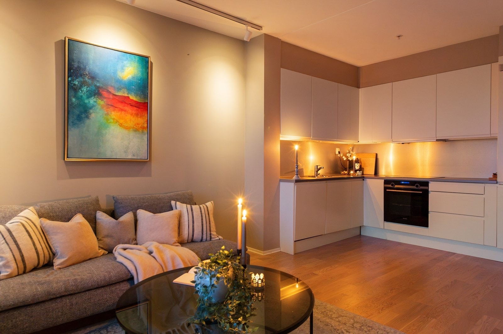 Åpen stue/kjøkken løsning som skaper en hyggelig og sosial atmosfære. Galleribilde