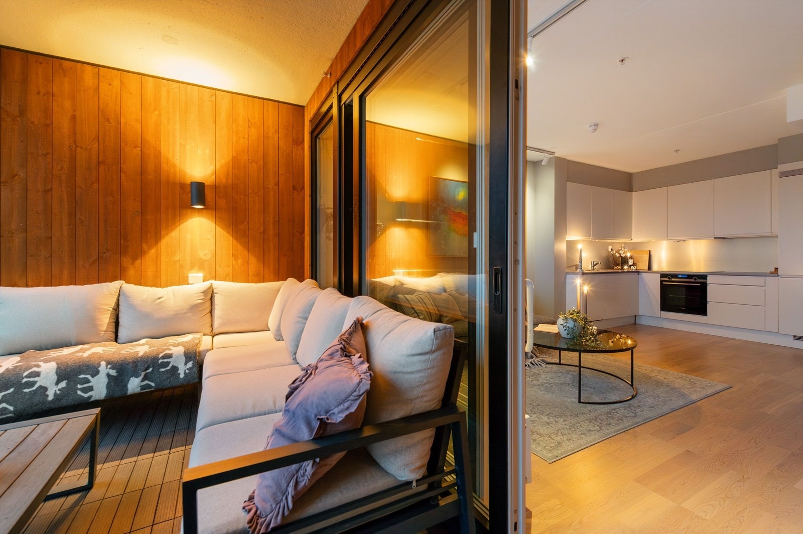 Fra stuen er det utgang til en stor og koselig balkong. Galleribilde