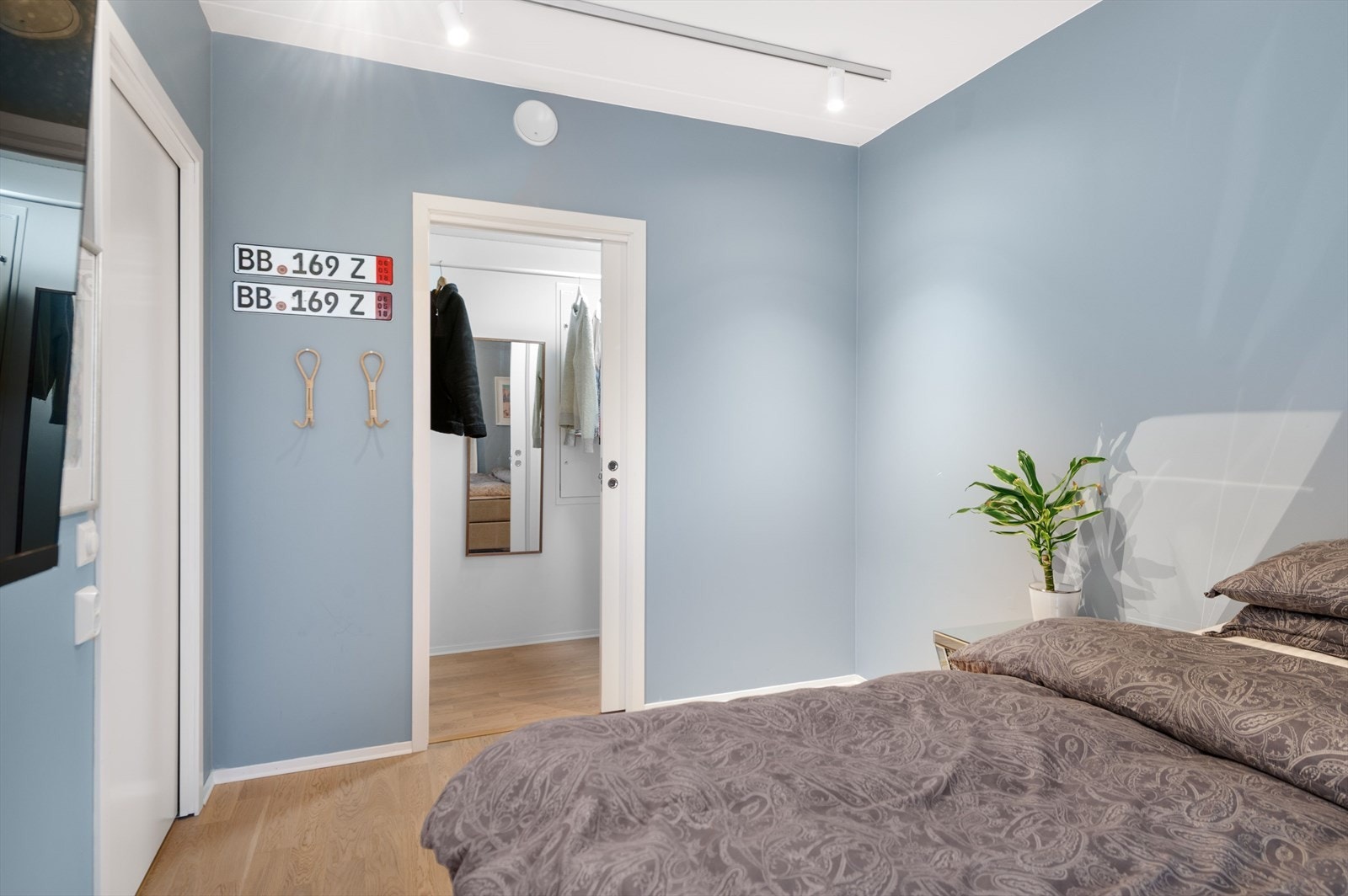 Soverommet har en praktisk walk-in-garderobe. Galleribilde