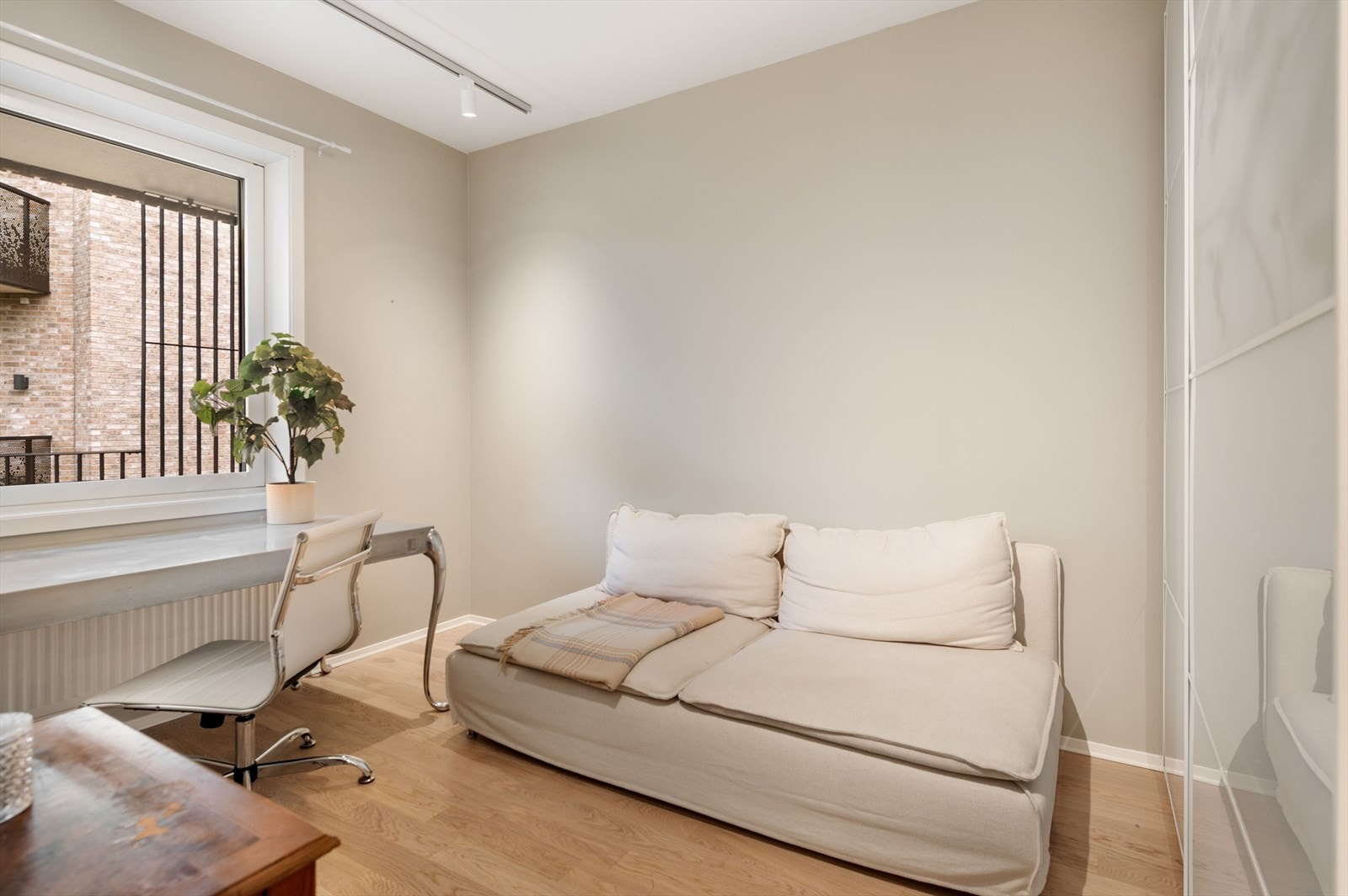 Soverom 3. Rommet kan benyttes som gjesterom, barnerom eller kontor. Galleribilde