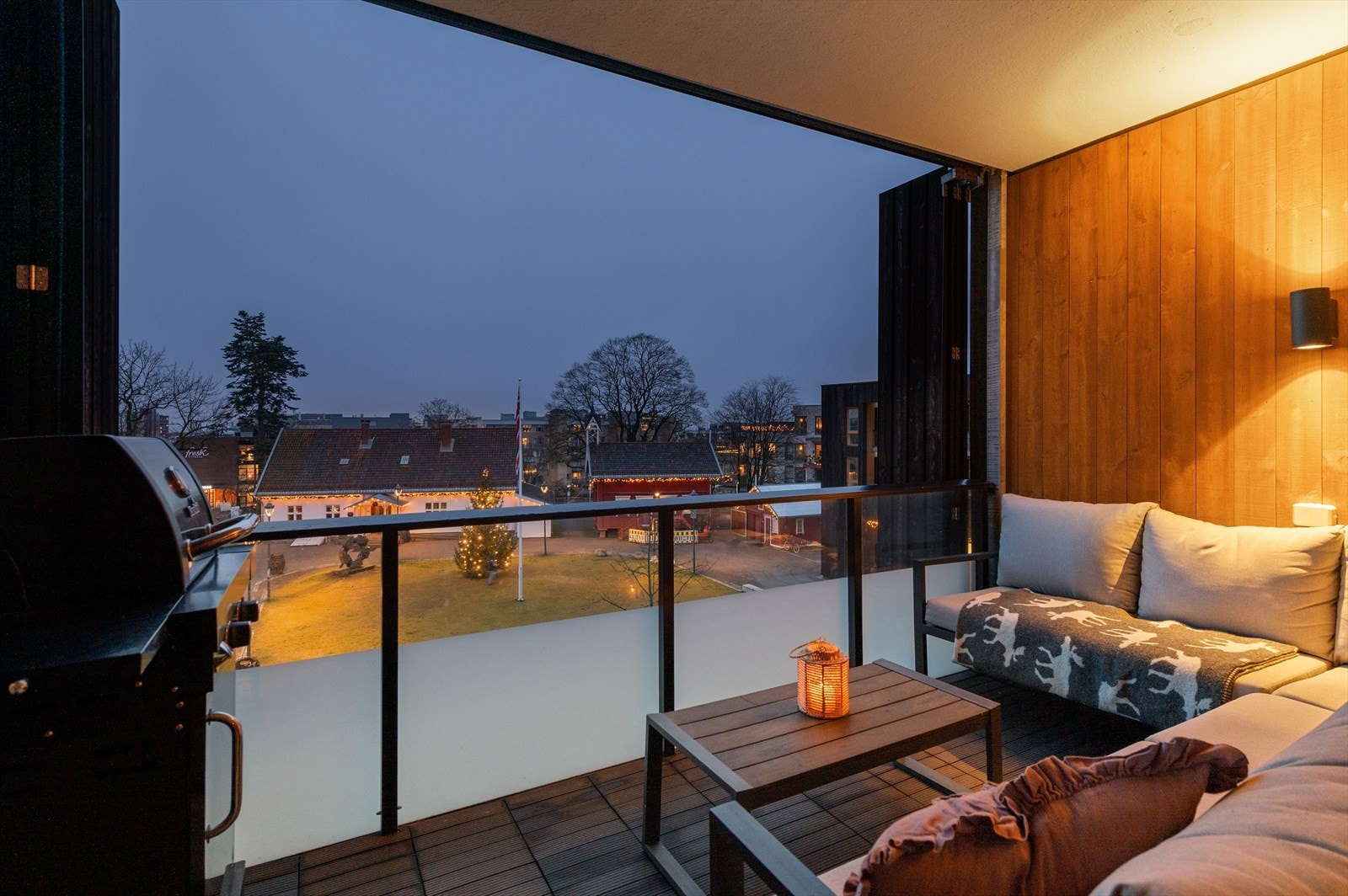 Fra balkongen er det utsikt over Lillo Gård. Galleribilde