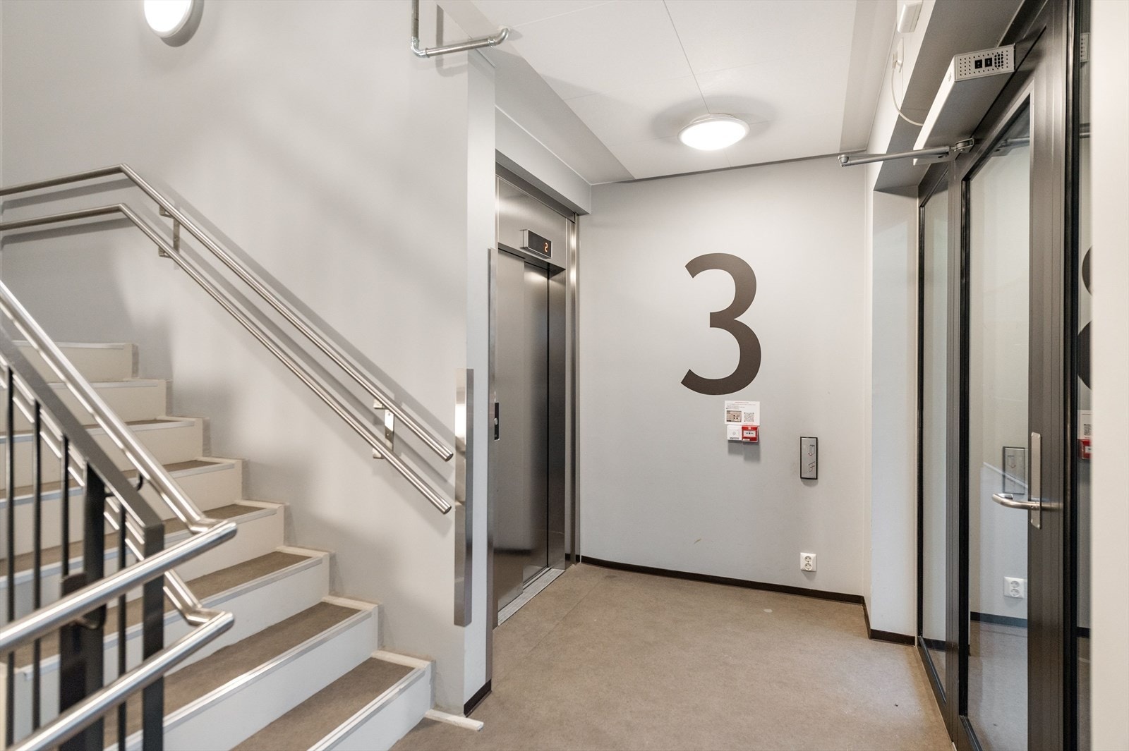 Heis i bygget med adkomst til bod, garasjeanlegg og takterrasse. Galleribilde