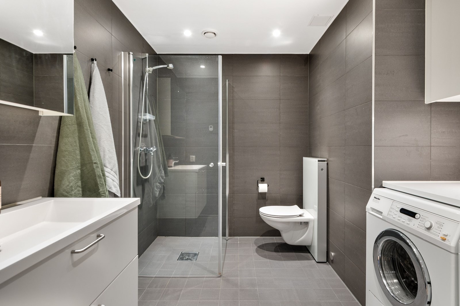 Bad med flislagte overflater som gir et rent og elegant uttrykk. Galleribilde