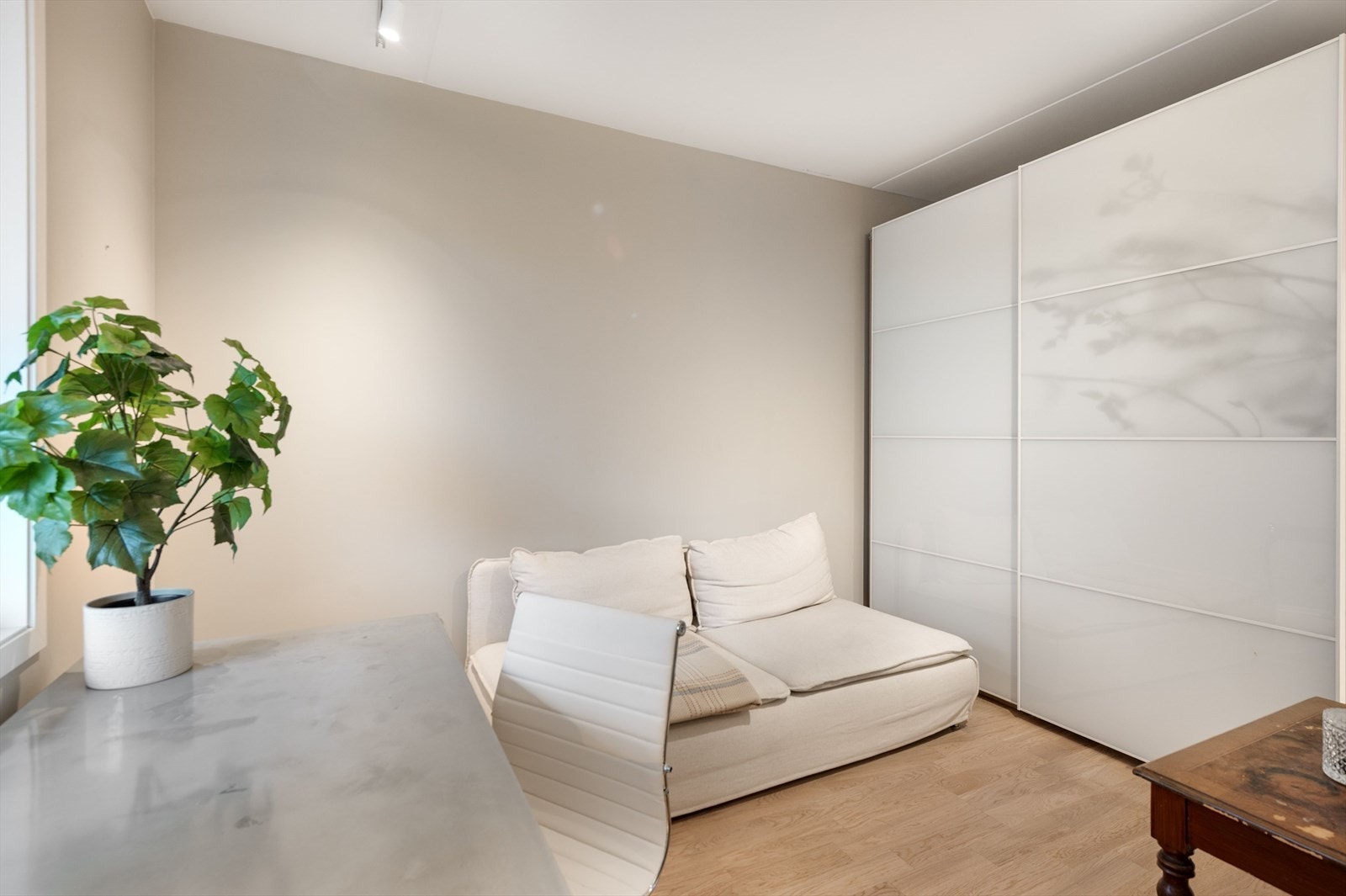 Soverommet har integrert skap. Galleribilde