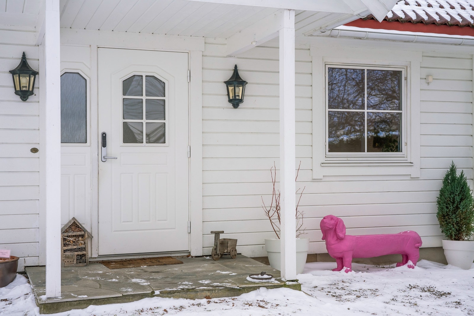 Det første som møter deg er det hyggelige, overbygde inngangspartiet. Velkommen inn! Galleribilde