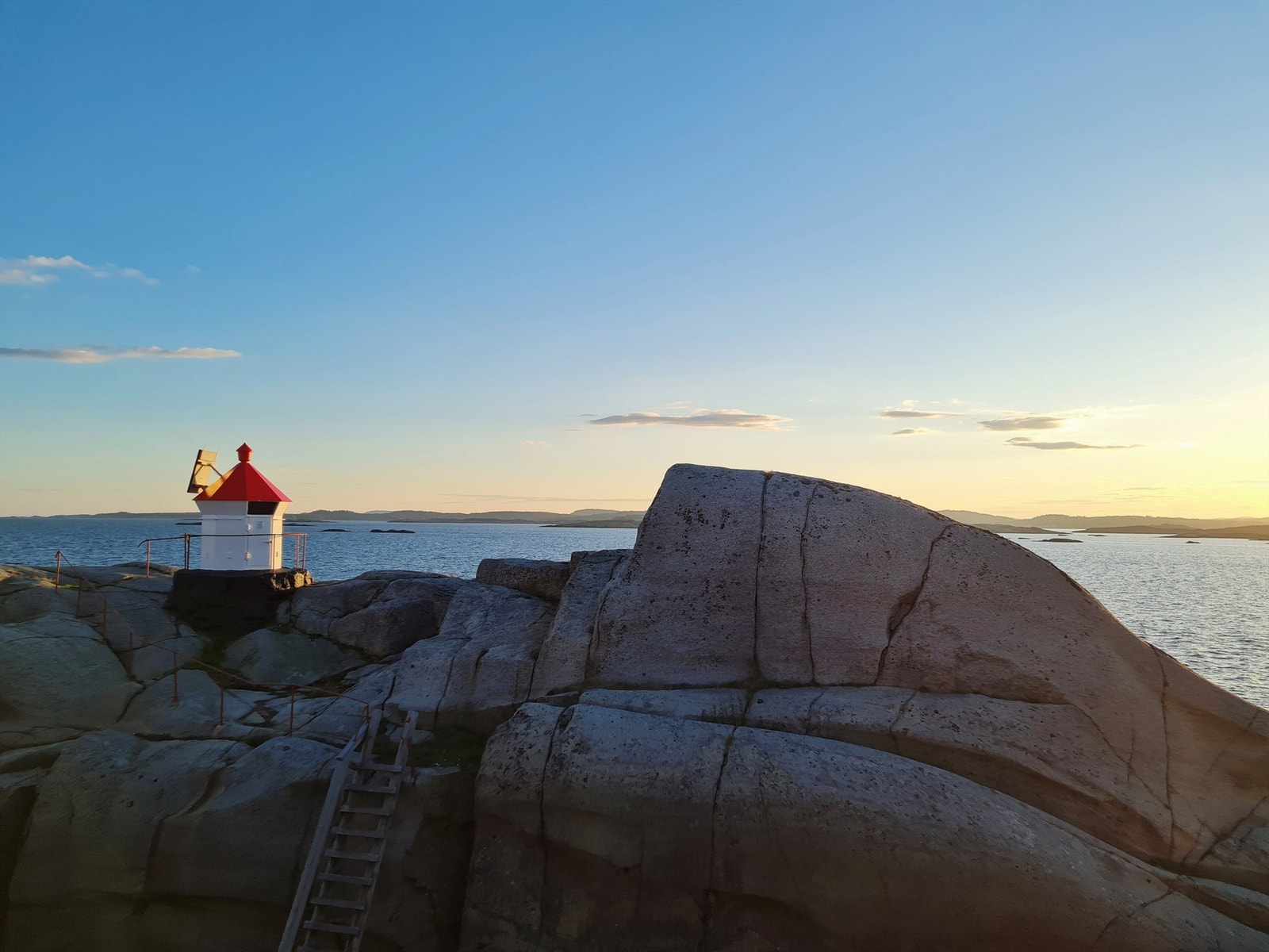 Tjøme byr på unike naturopplevelser året rundt, med svaberg, lune strender og kyststier som inviterer til både rolige spaserturer og aktive dager i frisk sjøluft Galleribilde