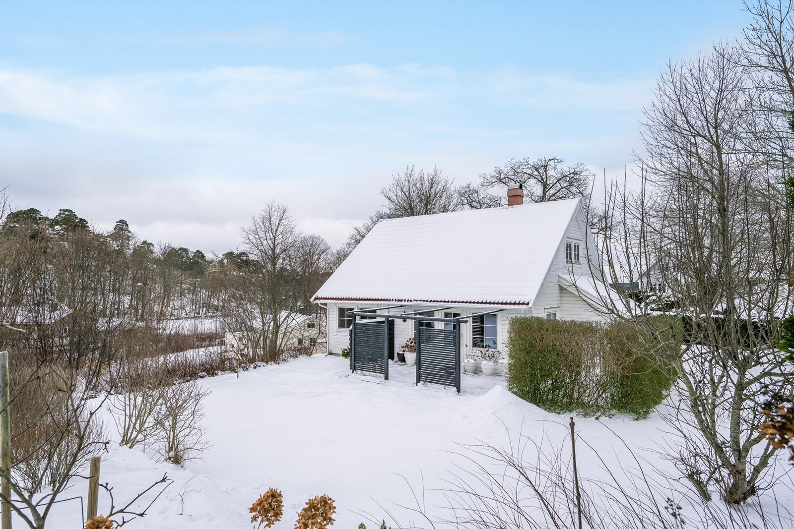 Terrassen er skjermet og er perfekt for en morgen kaffe. Galleribilde