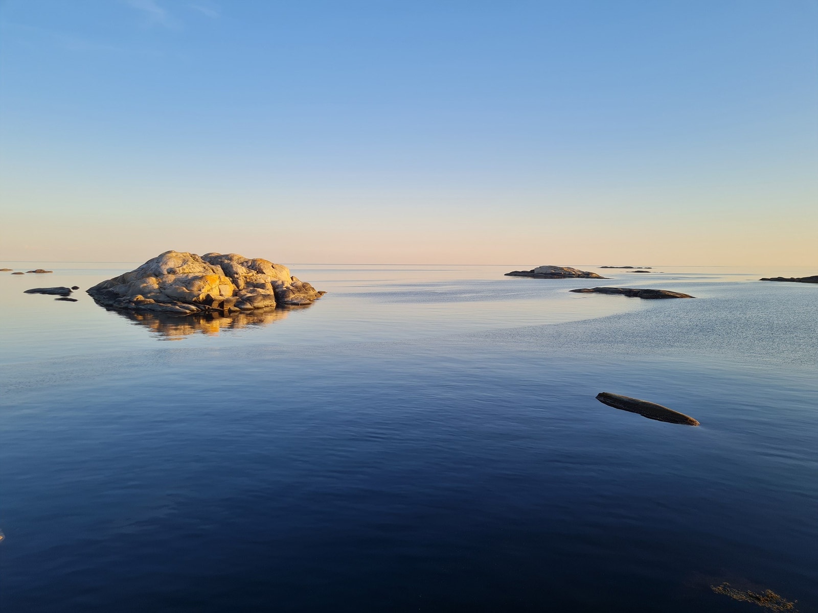 Enten du ønsker stille morgener ved sjøen, kajakkturer i solnedgang eller lange turer langs kyststiene, gir området en helt spesiell følelse av frihet og nærhet til naturen Galleribilde