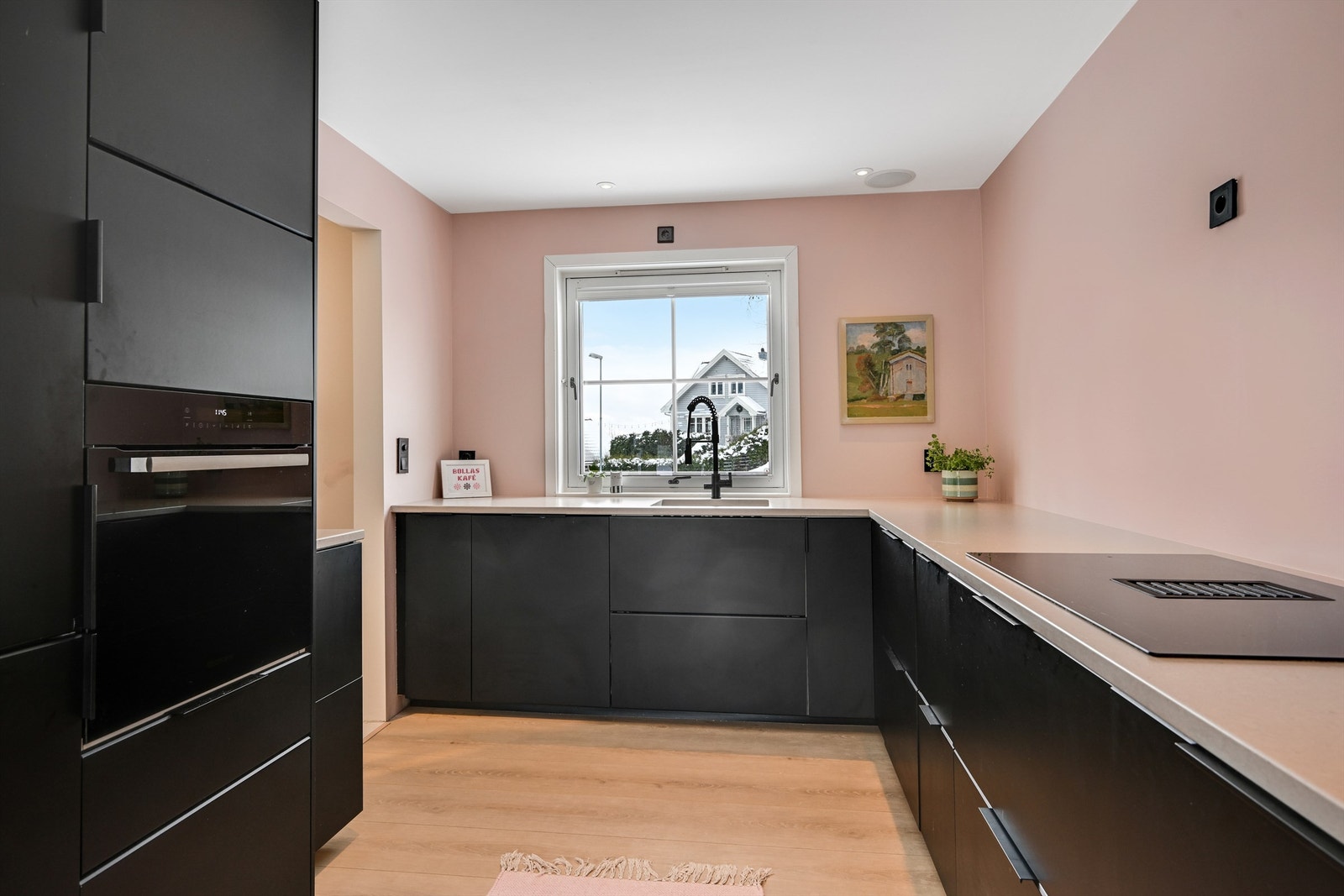 Det er integrerte hvitevarer som kjøl/fryseskap, oppvaskmaskin, induksjonstopp med ventilator og stekeovn. Ventilatoren er integrert i platetoppen og har kullfilter Galleribilde