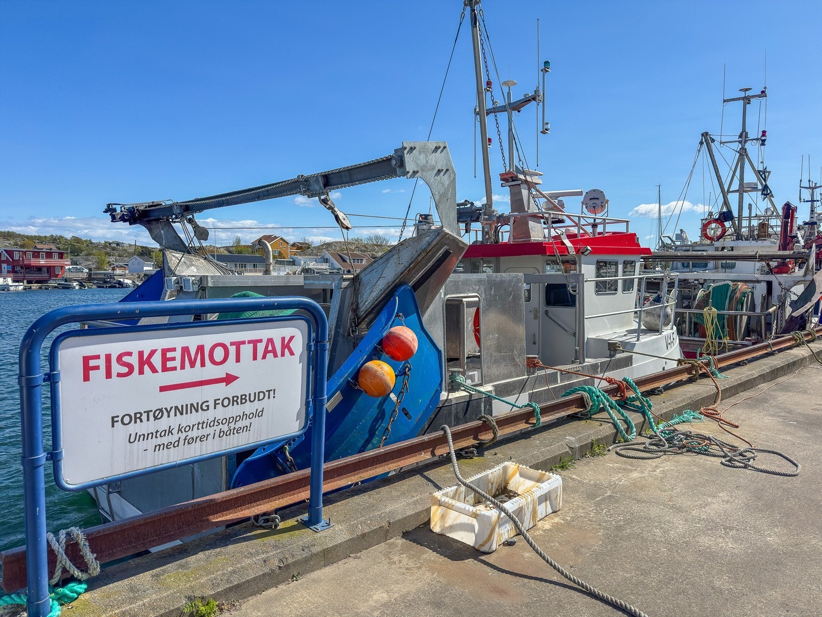 Hvasser har broforbindelse med Tjøme og er et av Norges mest populære sommersteder Galleribilde